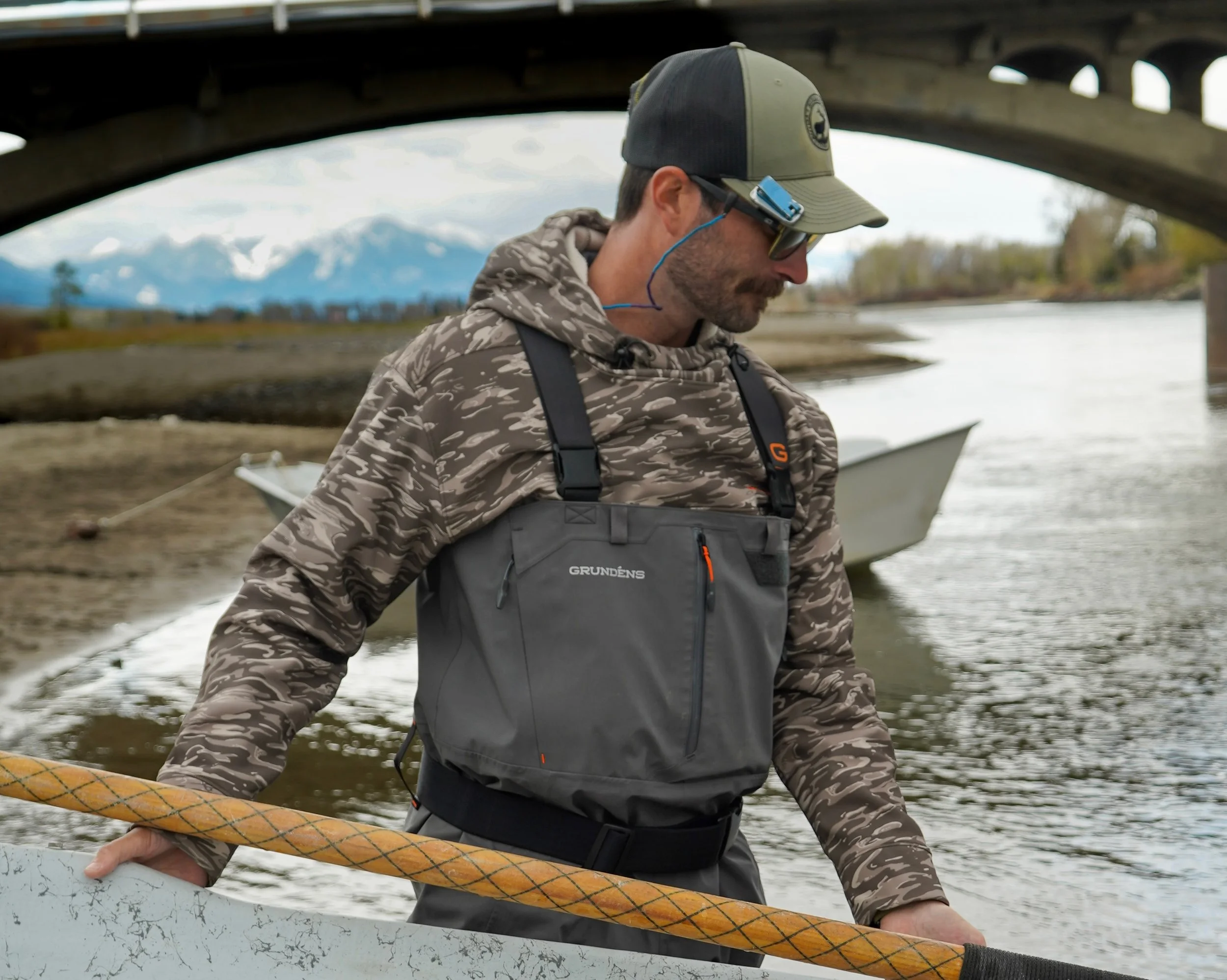 Guide Shaun Zgurich on the town stretch, easing into the first caddis of the season. The hatch is on.

If you want in on the caddis game this year, Z&rsquo;s doing the prep.

@zgurichadventures @grundens 
📸 @swanmontanaguides 

#swansflyfishing #yel