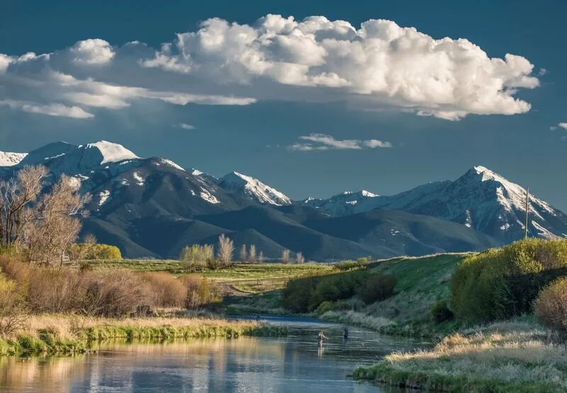 The Yellowstone River in Paradise Valley with the Absaroka Range behind