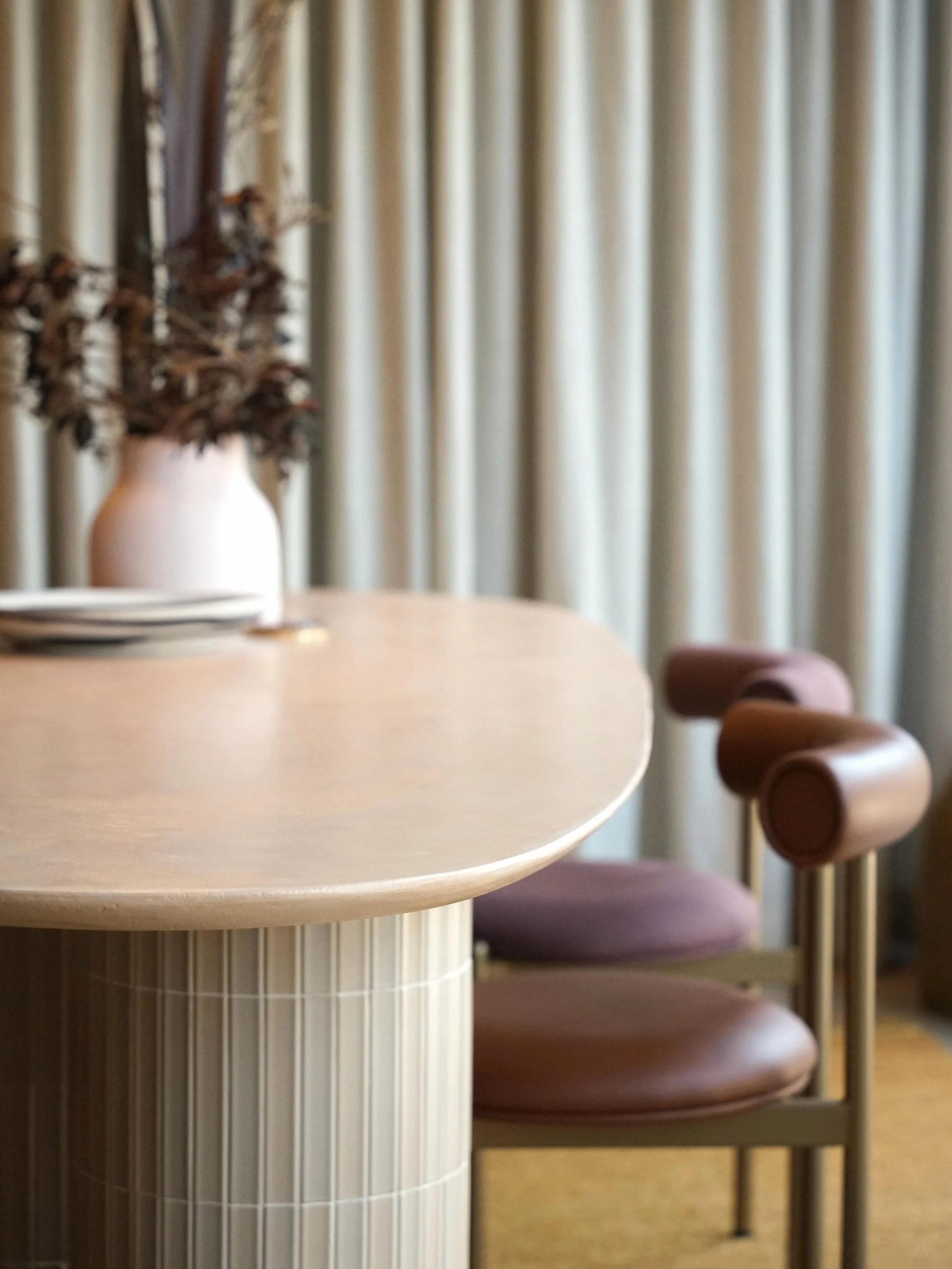 Soft curves, rich texture and sculptural form.

Our Rosa Table was designed to feel both functional and expressive. A statement piece grounded in understated luxury, balancing softness with architectural detail through its curved silhouette and tiled