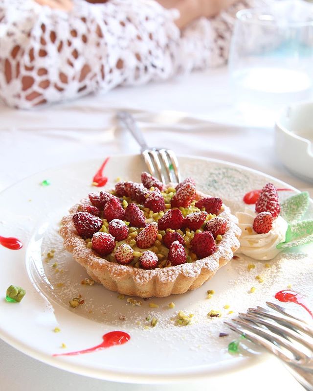 🍴Pistachio cream raspberry tart🍴 Since I'm still jet lagged I wake up when everyone is still asleep and go through my phone and basically crave everything I ate in Italy.  Let me explain this tart because it was like no other.  Creamy dense pistach