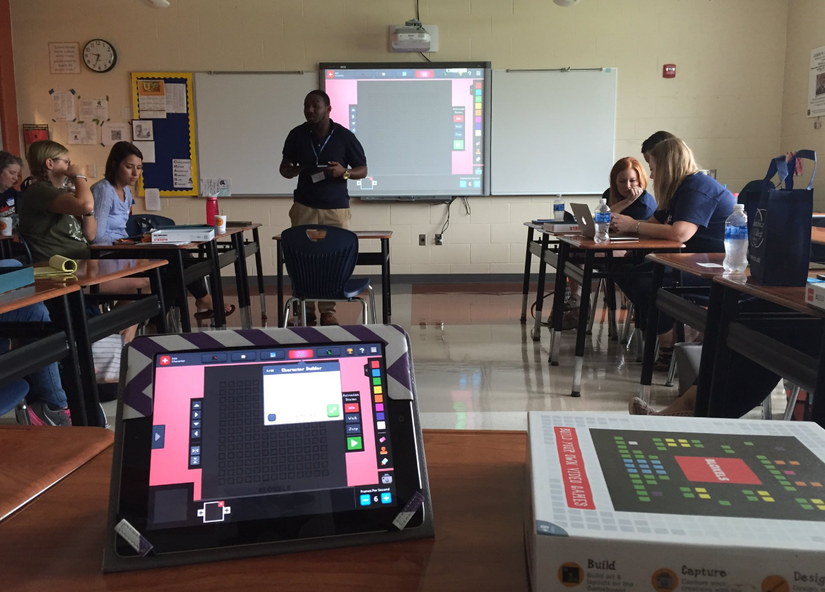 Teachers learn with Bloxels!