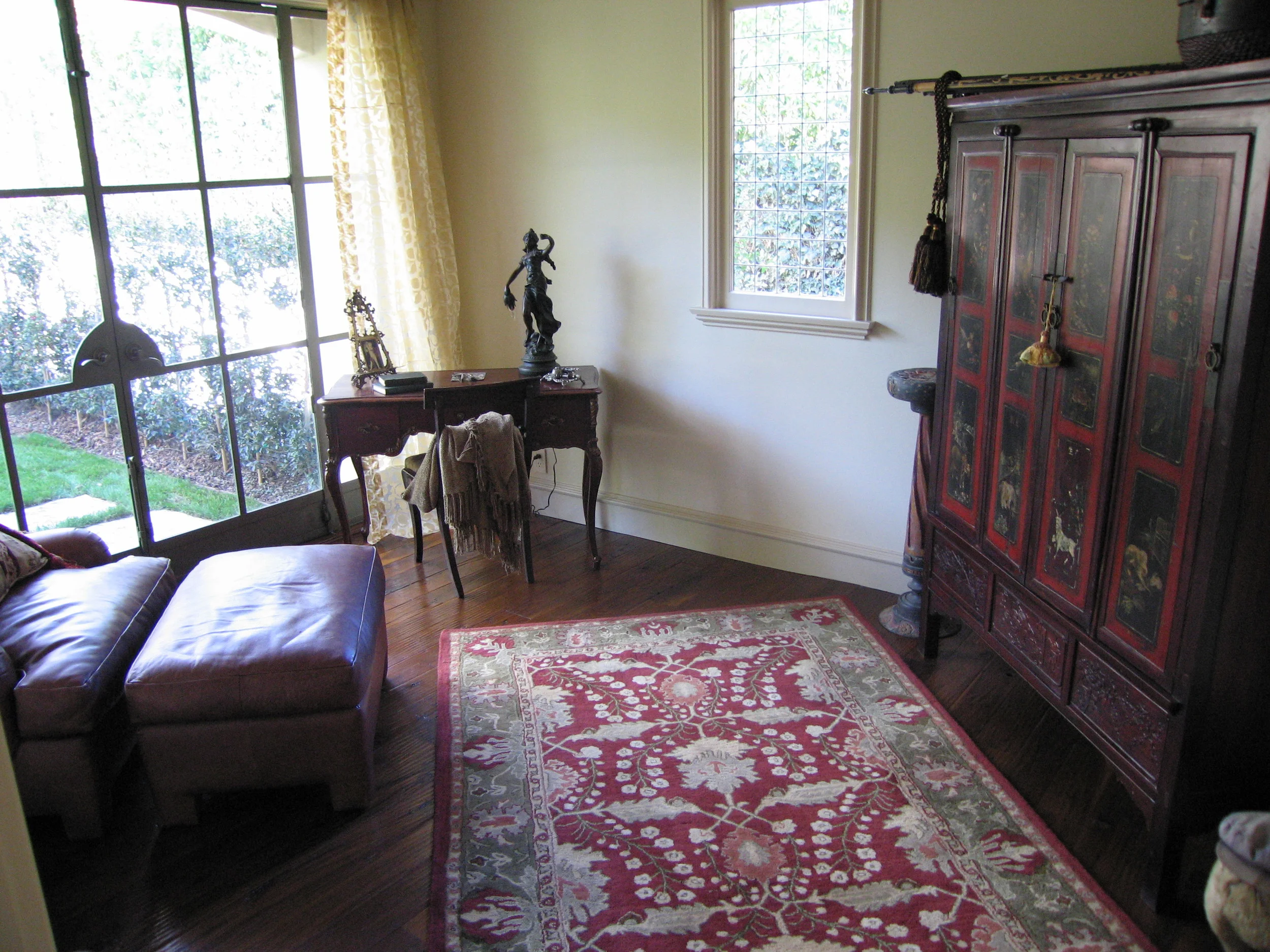 guest rm w armoir.JPG