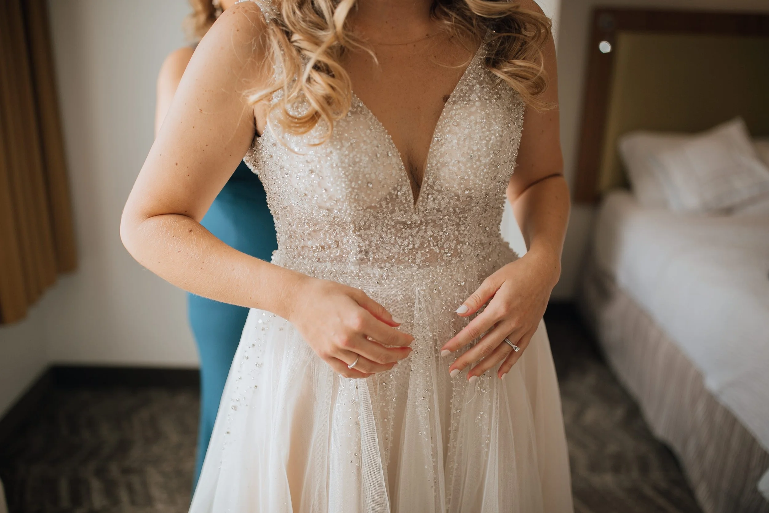 2021-10-Julie-Jon-Preparations-Clarkston-Wedding-Michigan-Wedding-Photographer-143.jpg