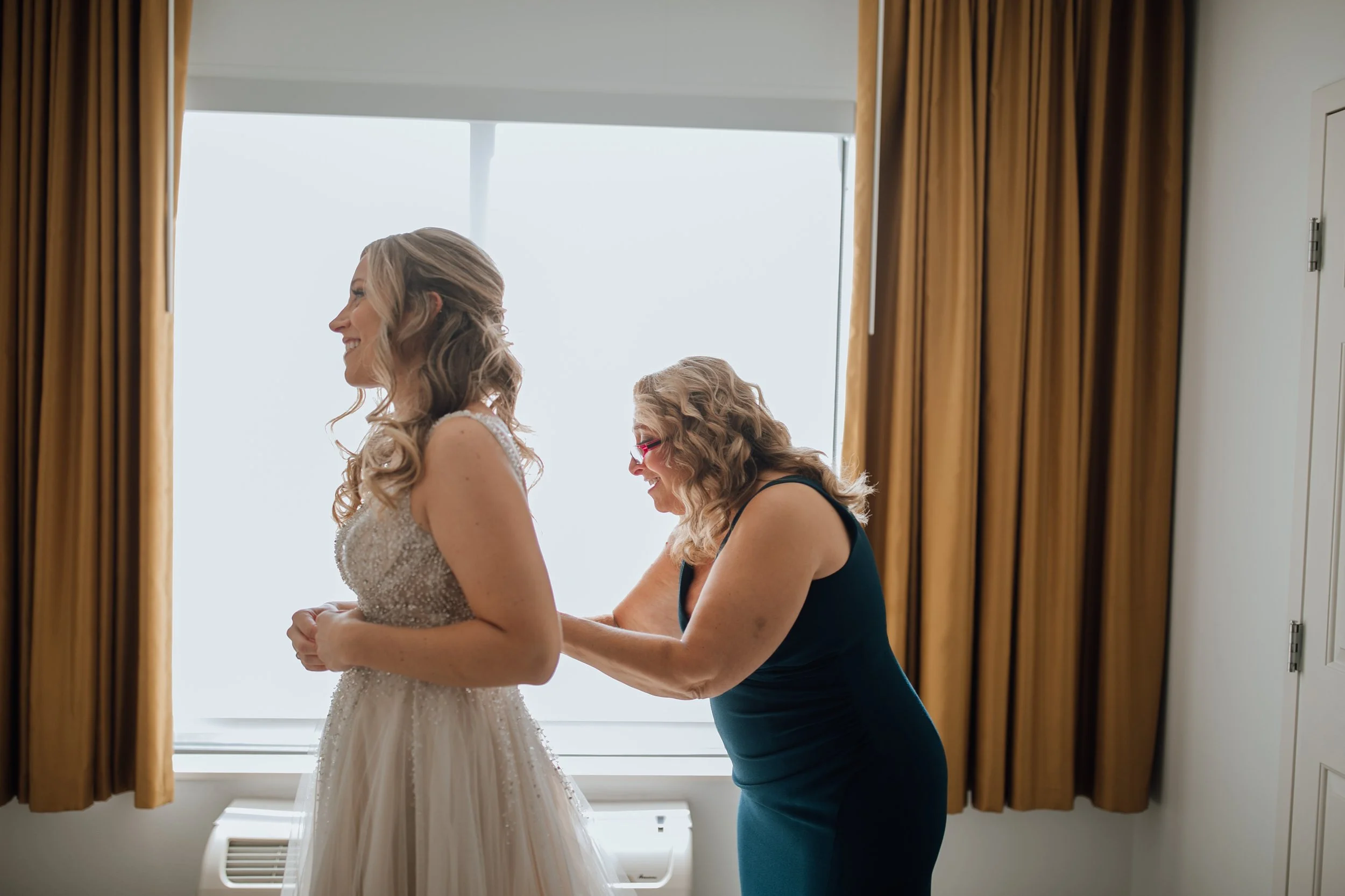 2021-10-Julie-Jon-Preparations-Clarkston-Wedding-Michigan-Wedding-Photographer-142.jpg