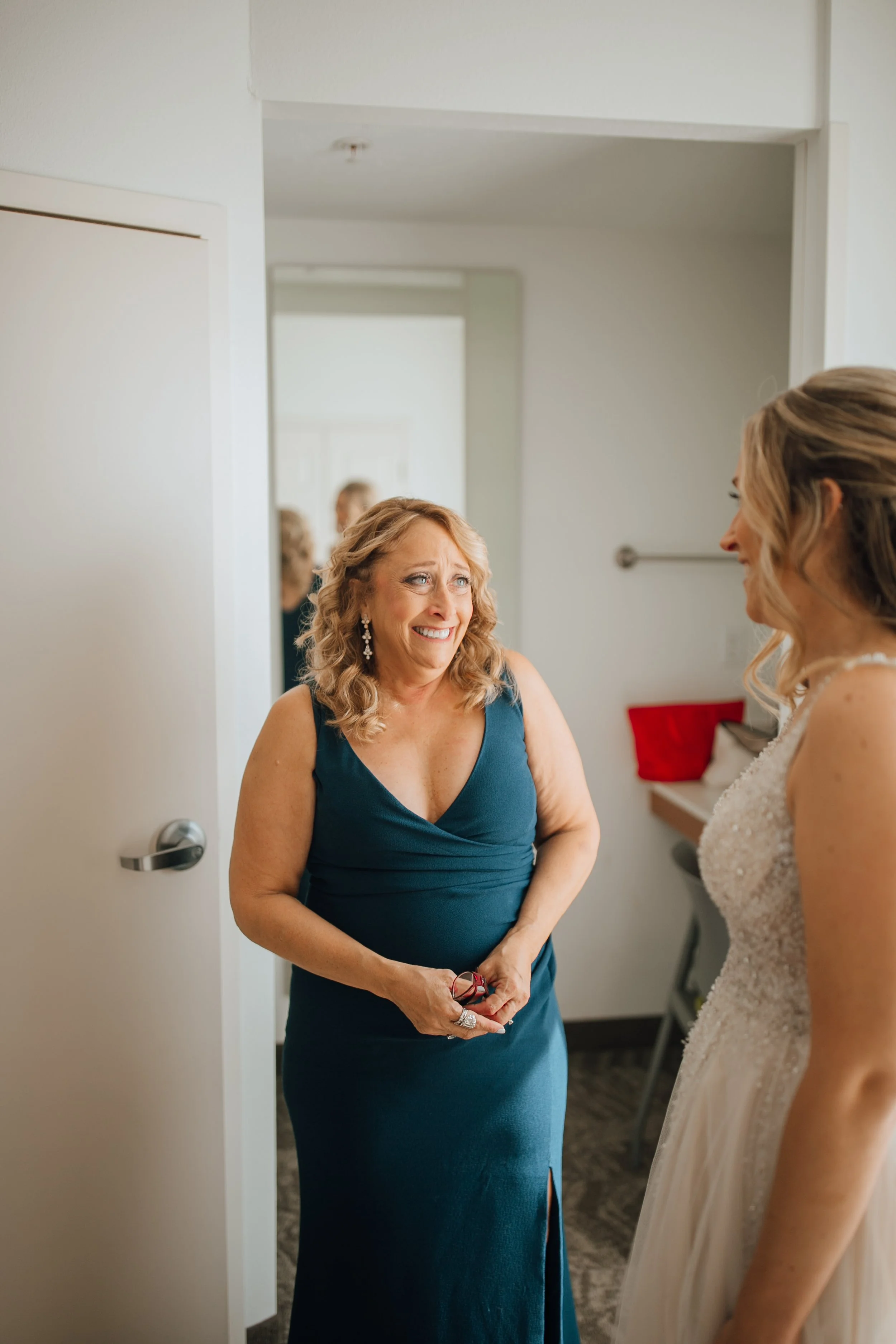 2021-10-Julie-Jon-Preparations-Clarkston-Wedding-Michigan-Wedding-Photographer-152.jpg