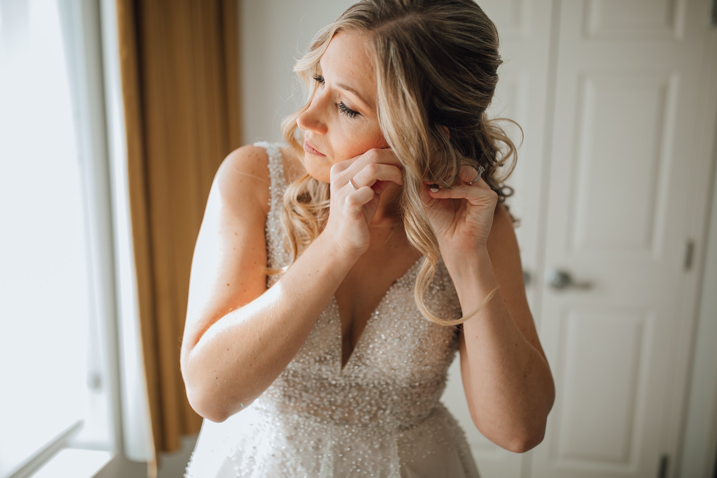 2021-10-Julie-Jon-Preparations-Clarkston-Wedding-Michigan-Wedding-Photographer-161.jpg