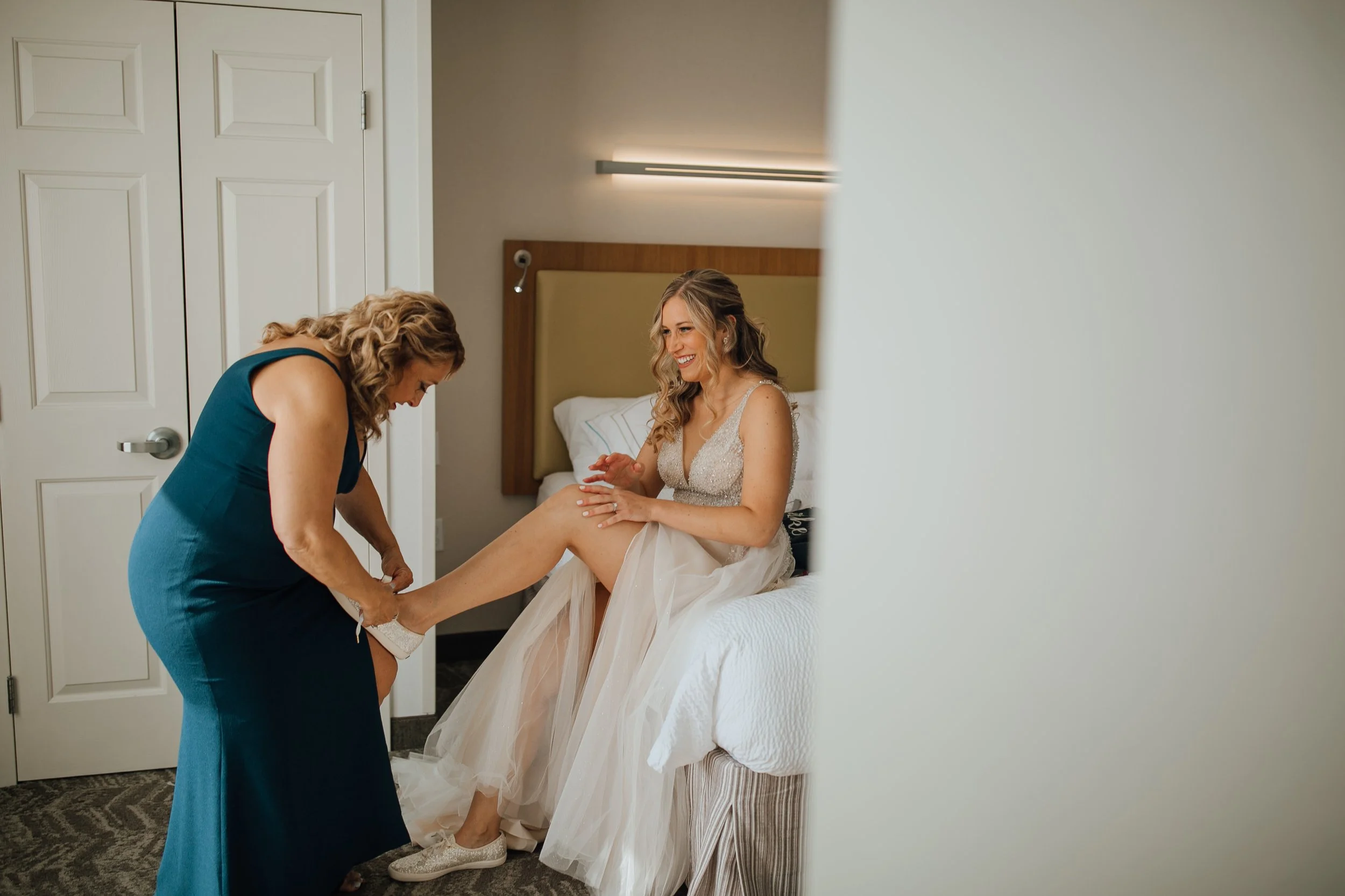 2021-10-Julie-Jon-Preparations-Clarkston-Wedding-Michigan-Wedding-Photographer-169.jpg