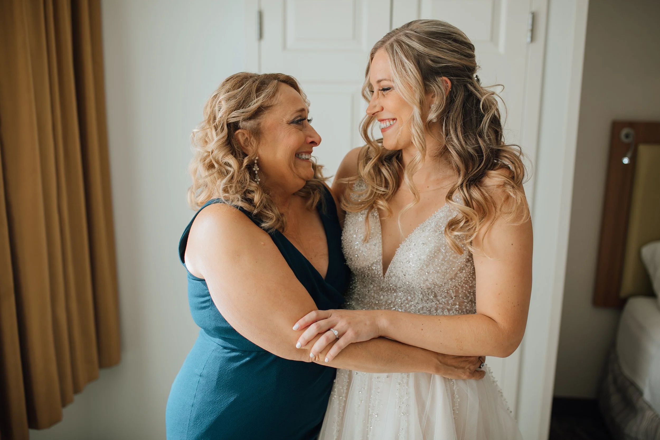 2021-10-Julie-Jon-Preparations-Clarkston-Wedding-Michigan-Wedding-Photographer-190.jpg