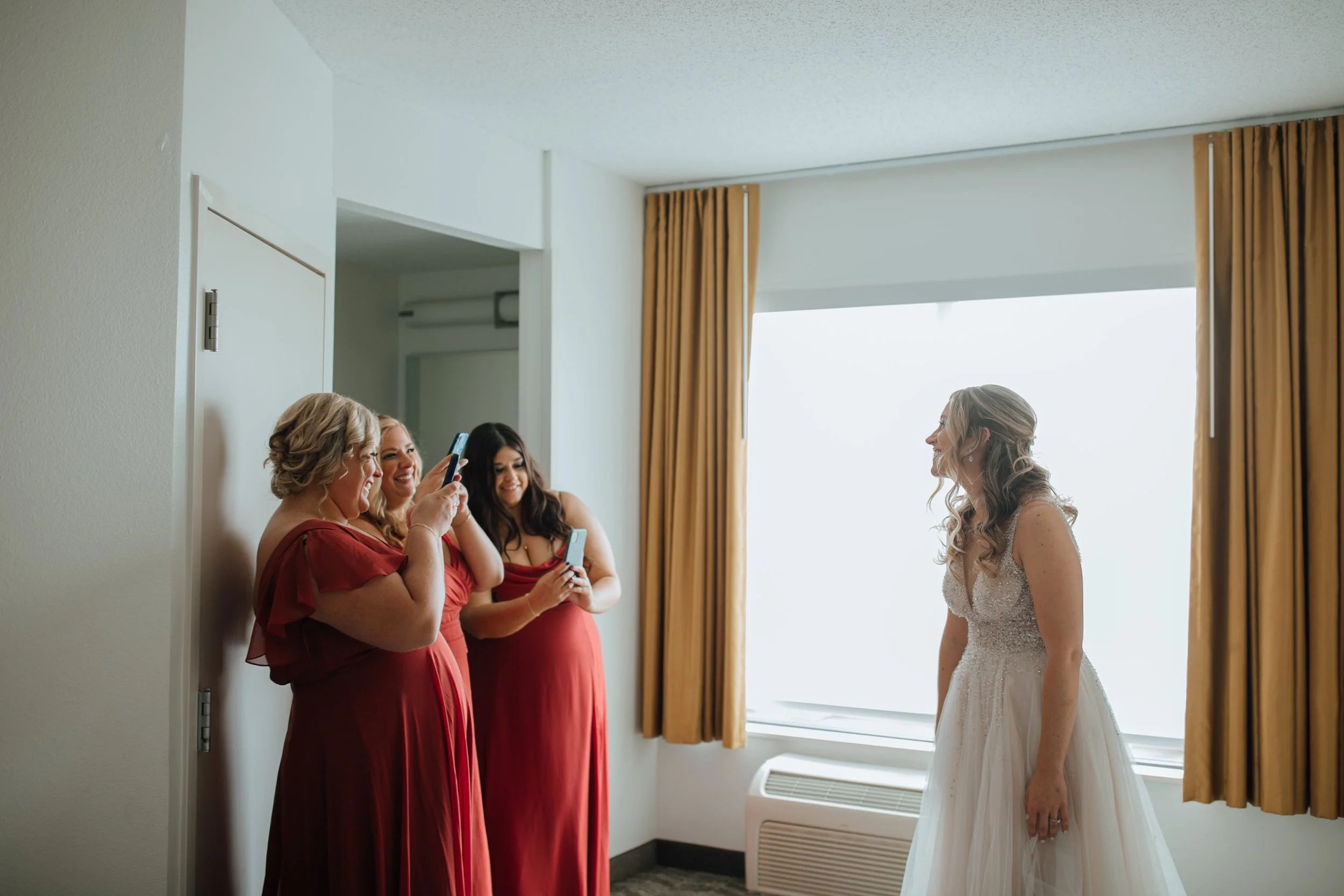 2021-10-Julie-Jon-Preparations-Clarkston-Wedding-Michigan-Wedding-Photographer-209.jpg