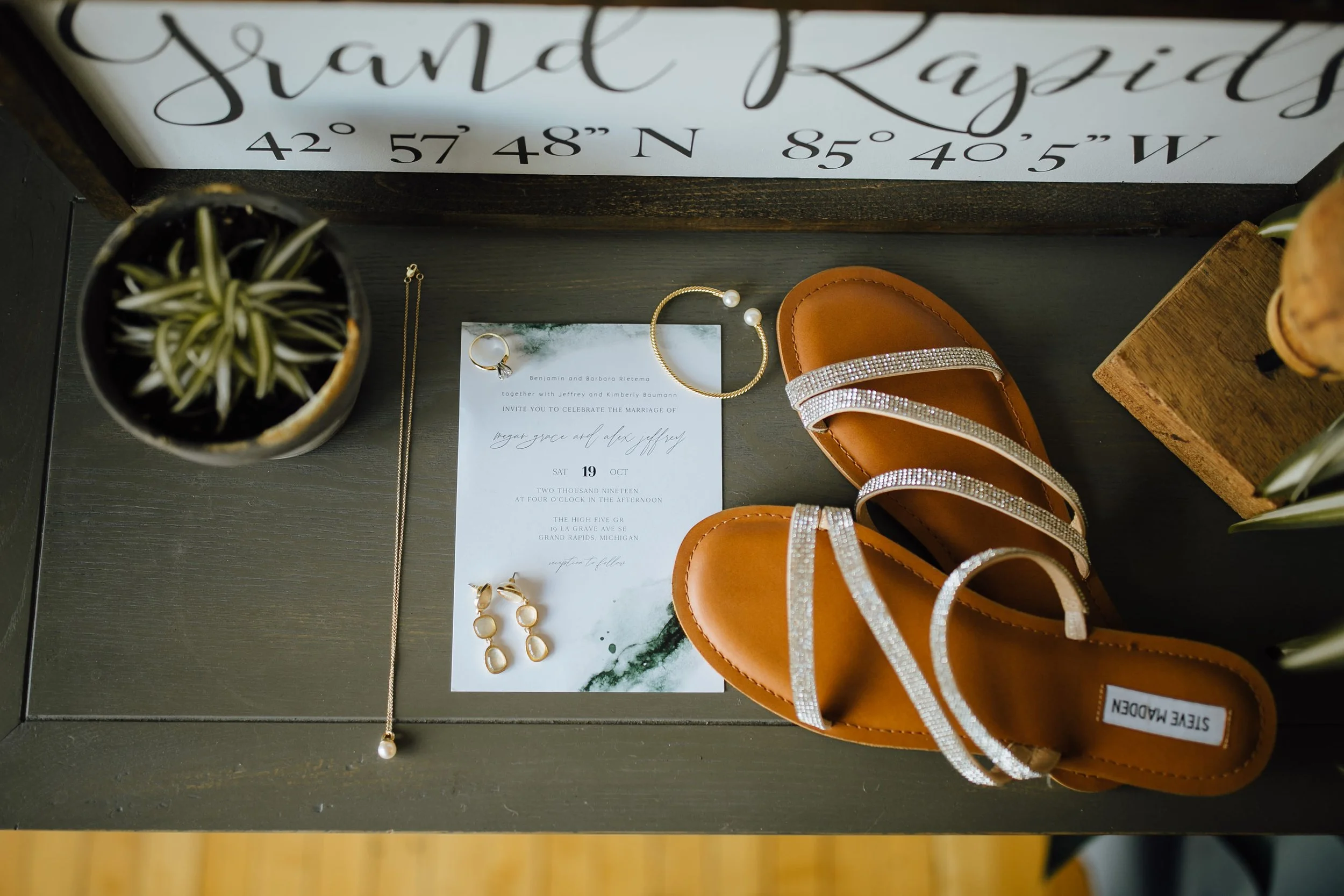 2019-10-Megan-Alex-Preparations-Grand-Rapids-Wedding-Michigan-Wedding-Photographer-24.jpg