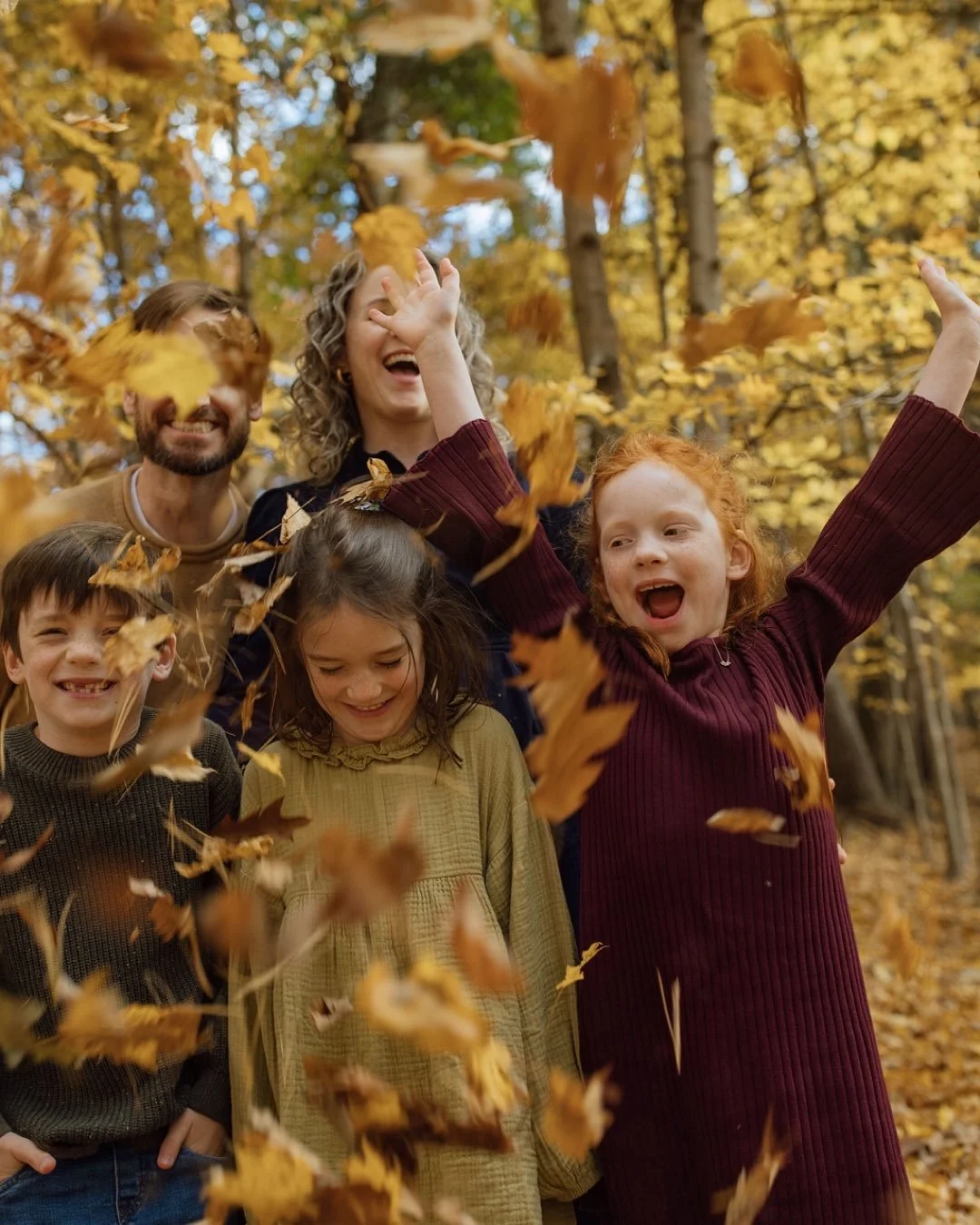 it&rsquo;s fall, y&rsquo;all ! 🍁 

october booked up reeeeeal quick but i still have some room in the afternoon for a few more families to join in on sunday the 26th at warren townsend !  i did an afternoon of fall sessions there last year [ see cut