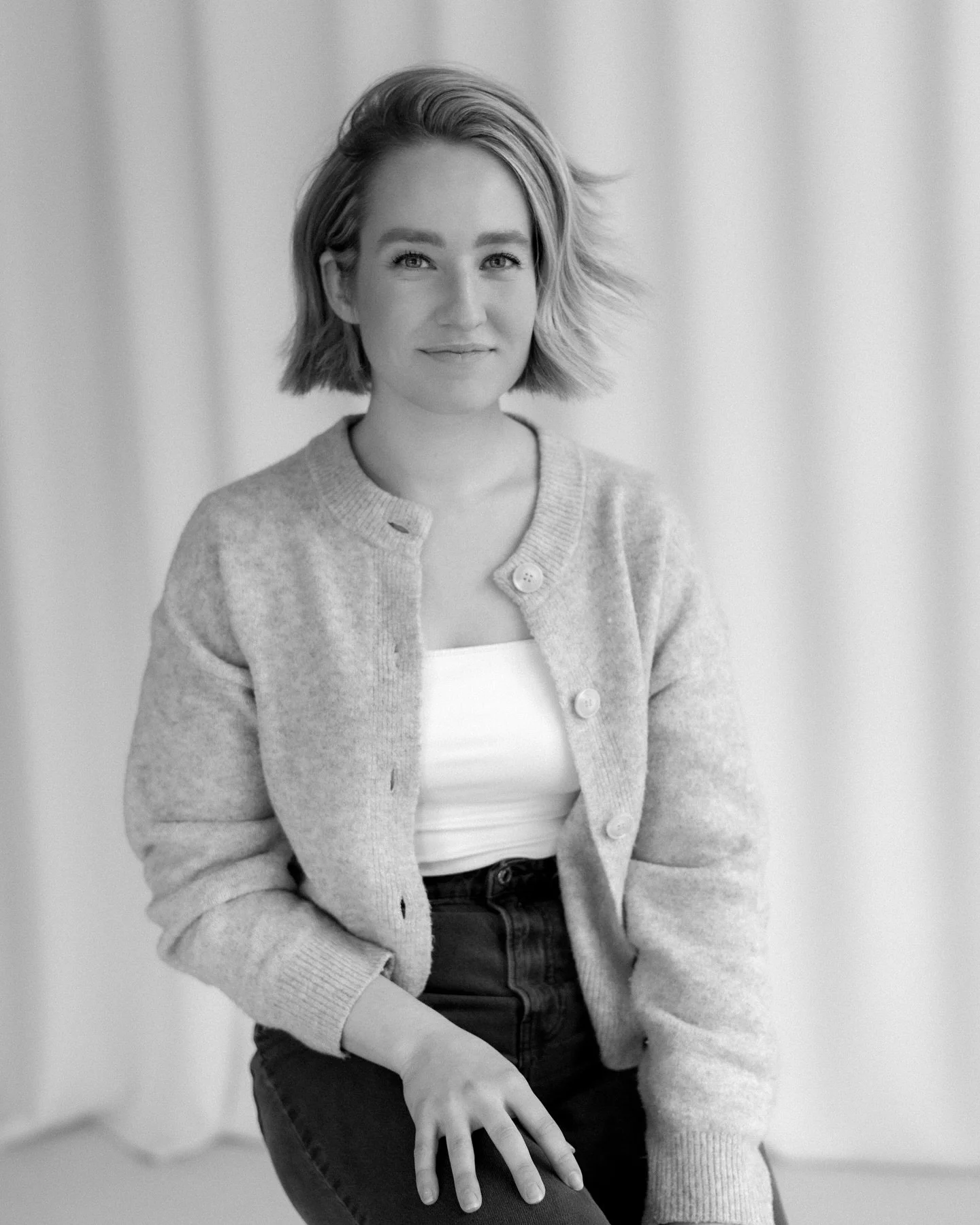 It&rsquo;s me, HI! 💁🏼&zwj;♀️
I chopped my hair in December last year and I figured it would be good to represent a more accurate version of me at the moment. I loveeeee fun facts so here are some about me!
- I shot my first wedding in *technically*