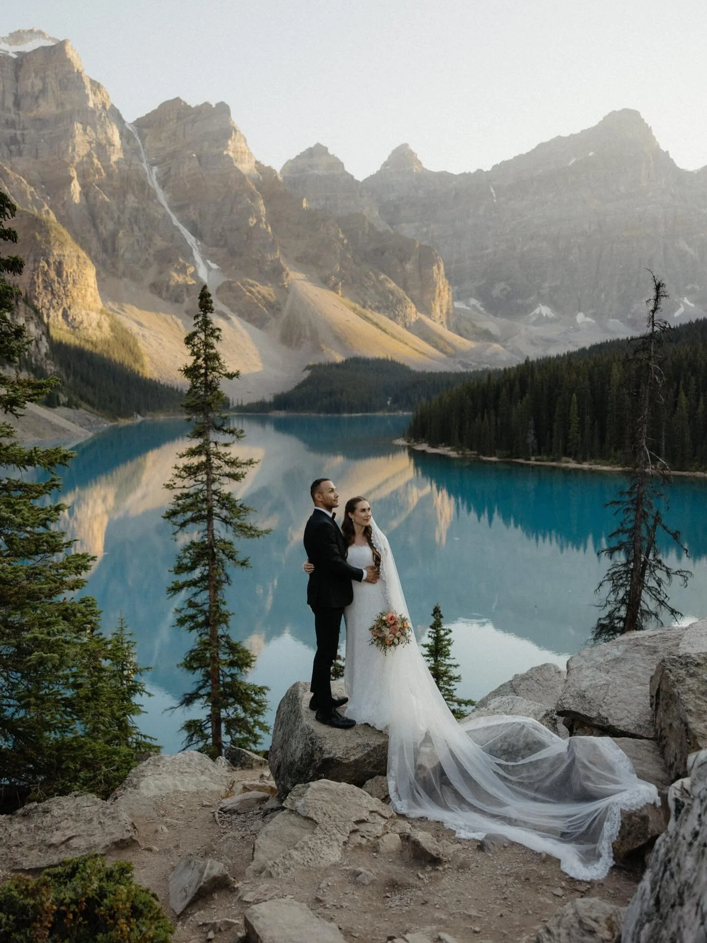 One of the most beautiful places on earth if you ask me 😍 I had such a blast exploring Banff with these two, starting off with a heli ceremony (which I&rsquo;m sure I&rsquo;ll share more of later) and ended fully soaking in the views of Moraine Lake