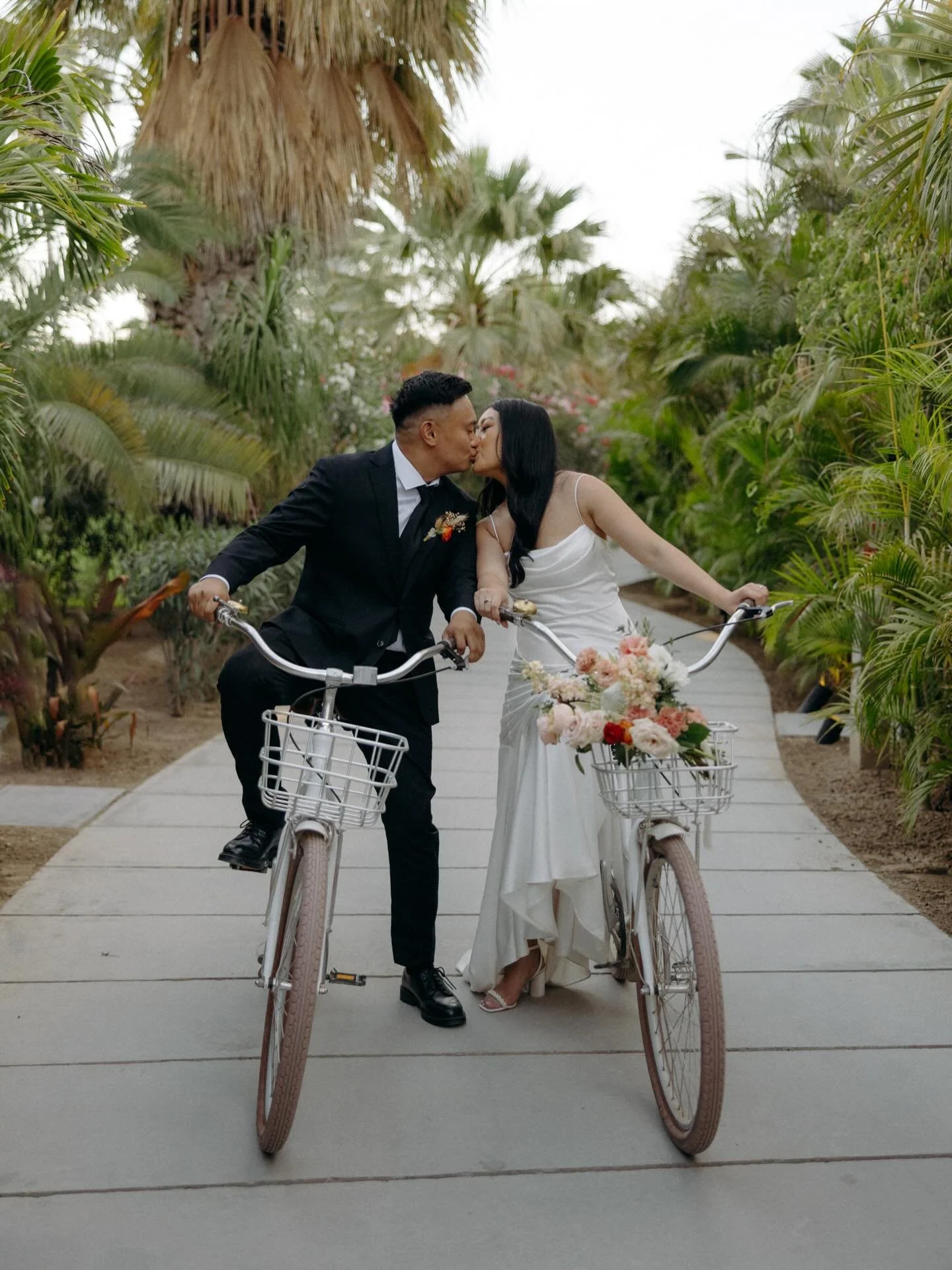 Ok will I get a little bit murdered because I posted all these kissing and crying photos of my friends? Maybe but sorry not sorry 🙊 To top it off I have actually blogged their wedding on my website! What can I say it was too beautiful of a day to pa