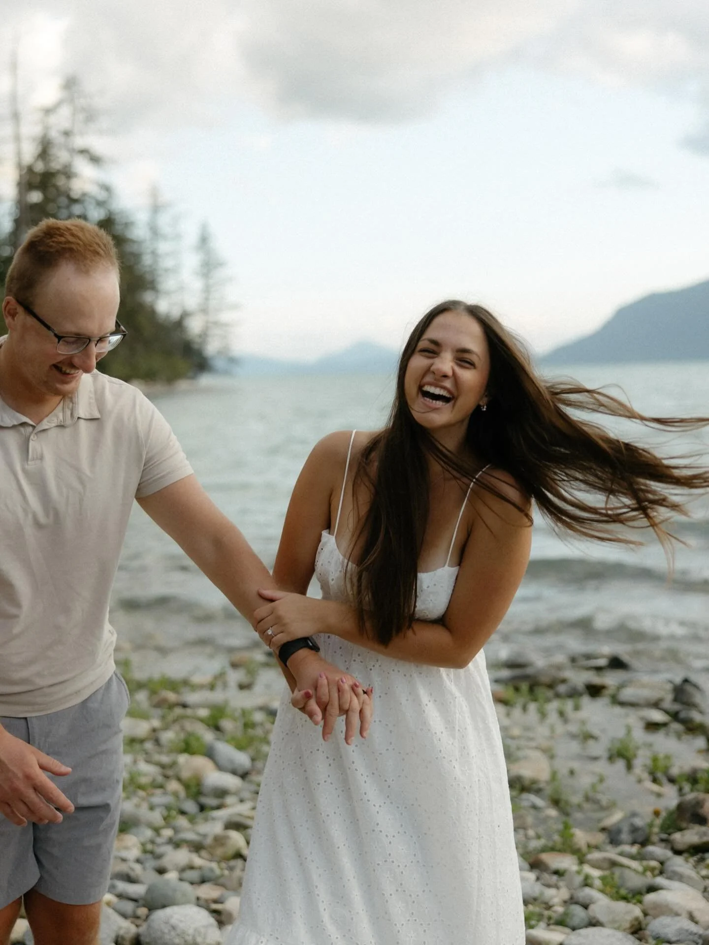 So you&rsquo;ve booked engagement photos and now you&rsquo;re wondering, what the heck do I wear??? The sweat pants you wear daily working from home probably won&rsquo;t cut it (trust me, I get it nobody wants to dress up everyday). It can be a bit o