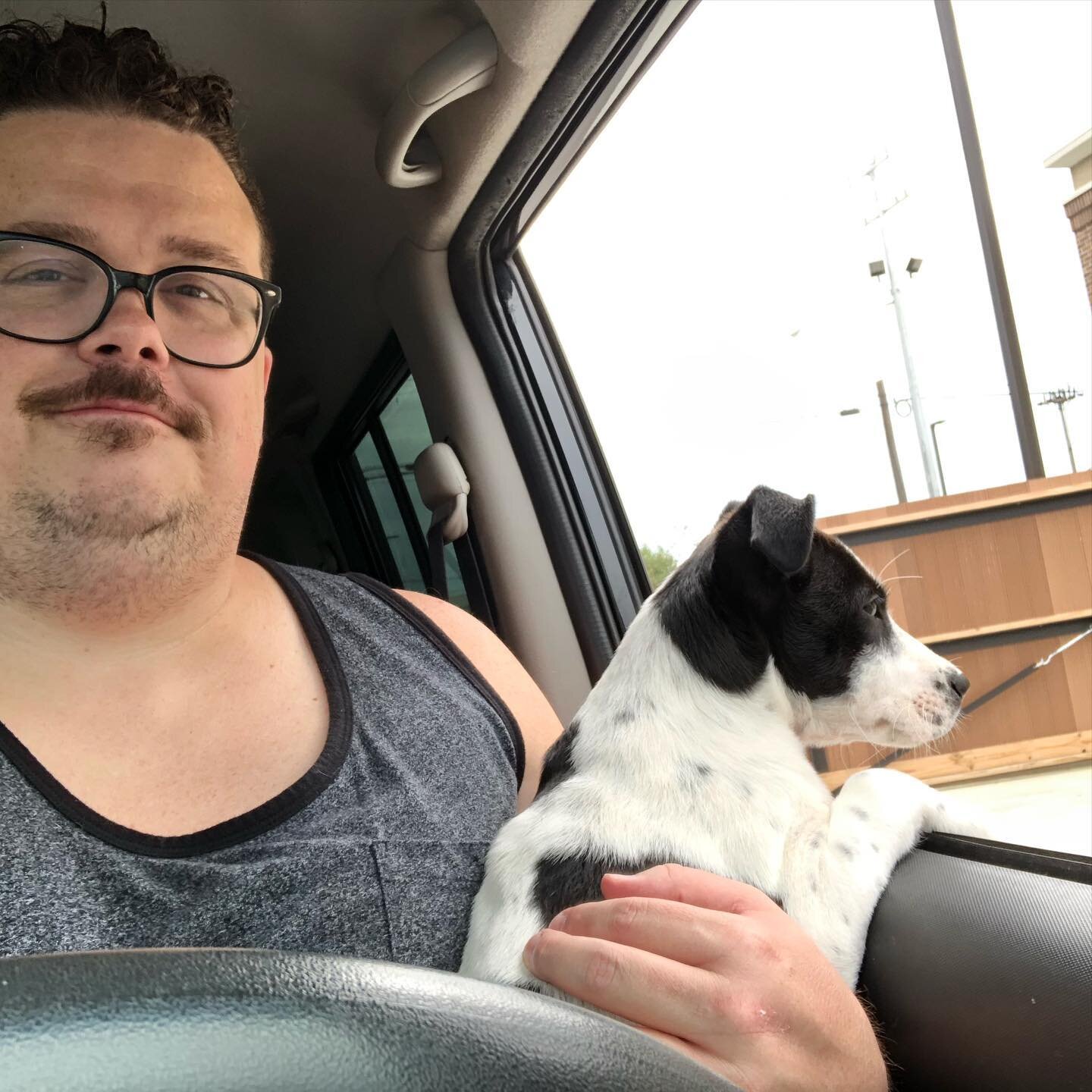 The one where Chris &amp; Ringo go to Starbucks cuz Chris has a headache &amp; needs energy before 2 writing sessions &amp; a recording session.
.
#songwriter #nashvillesongwriter #nashvillesongs #starbucks #puppydad #songwriting #songwritingtips