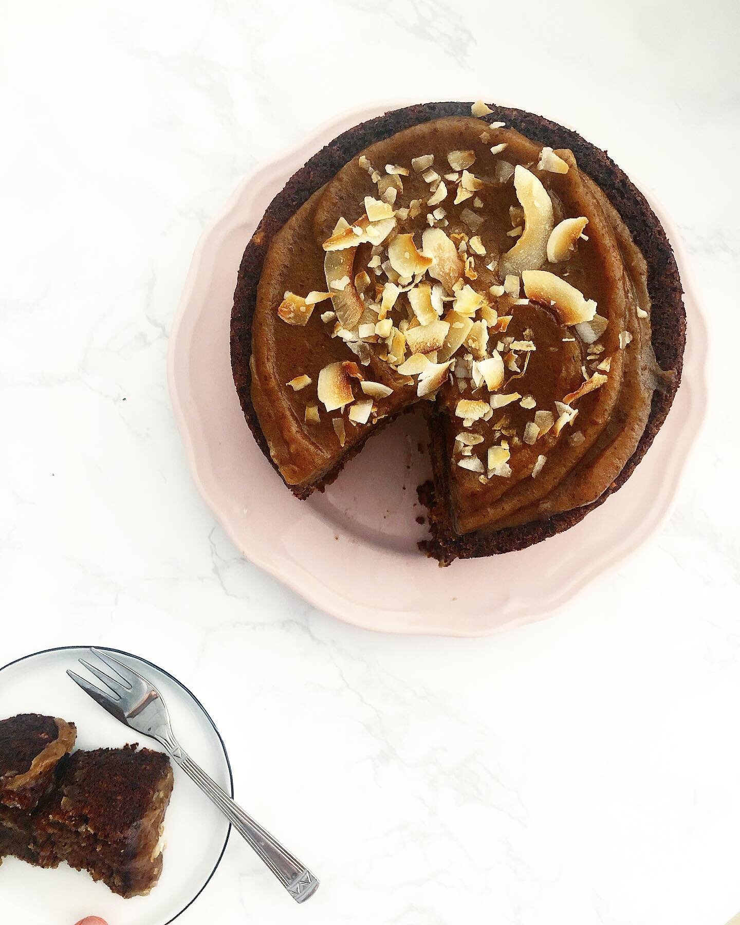 //CARAMEL &amp; BANANA CAKE// not sure where the holiday baking can go from here 🤷🏻&zwj;♀️ .... this recipe was born out of finding 6 frozen bananas in the freezer and two eager little bakers! I used my banana loaf recipe - doubled the batch- and c