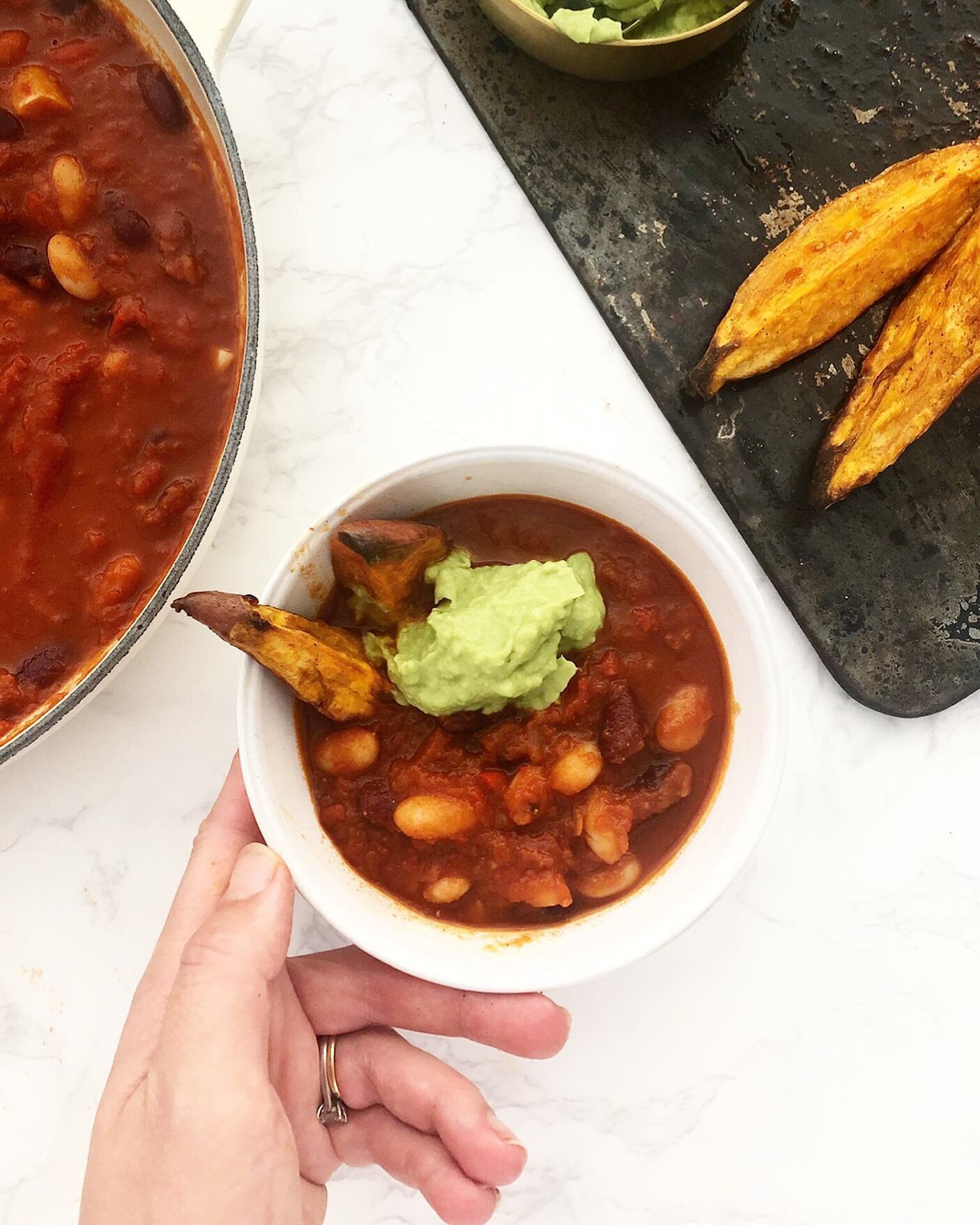 //VEGGIE CHILLI BOWL// This veggie chilli is one of my most popular recipes- it&rsquo;s fantastic for all ages, super cheap and you can easily increase quantities to feed a crowd (for when that can happen again 🤞🏻) The girls absolutely love it- par