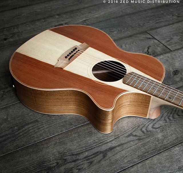 Check out the heart wood on this awesome Angel 2 Redwood top! Some lovely Redwood to help that Monday feeling.
Contact us here at ColeClarkUK to find out more and get in touch with Zed Music Distribution to find your nearest Cole Clark dealer and get your hands on one! @zedmusicdistribution
Photo and Copyright owned by Zed Music Distribution.
#coleclark #coleclarkguitars #redwood #california #big #grain #oneofakind #rare #monday #mondaymotivation #mondays #worldsmostnaturalpickup
#acousticguitar #acousticaguitar #acoustic #guitars #guitarist #guitar #guitarsdaily #guitarspotter #guitarsarebetter #guitarcover #zedmusicdistribution #martin #taylor #fender #gibson