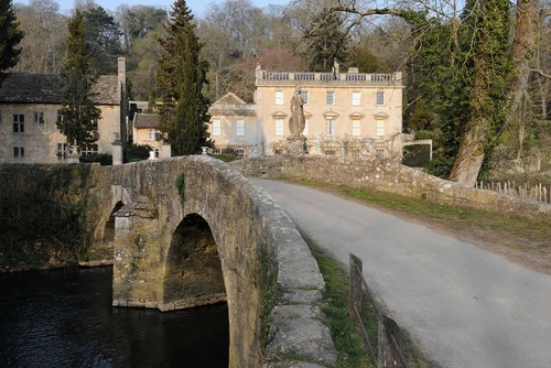 Iford Manor is within walking distance of the cottage with stunning Italianate gardens and arts festivals .