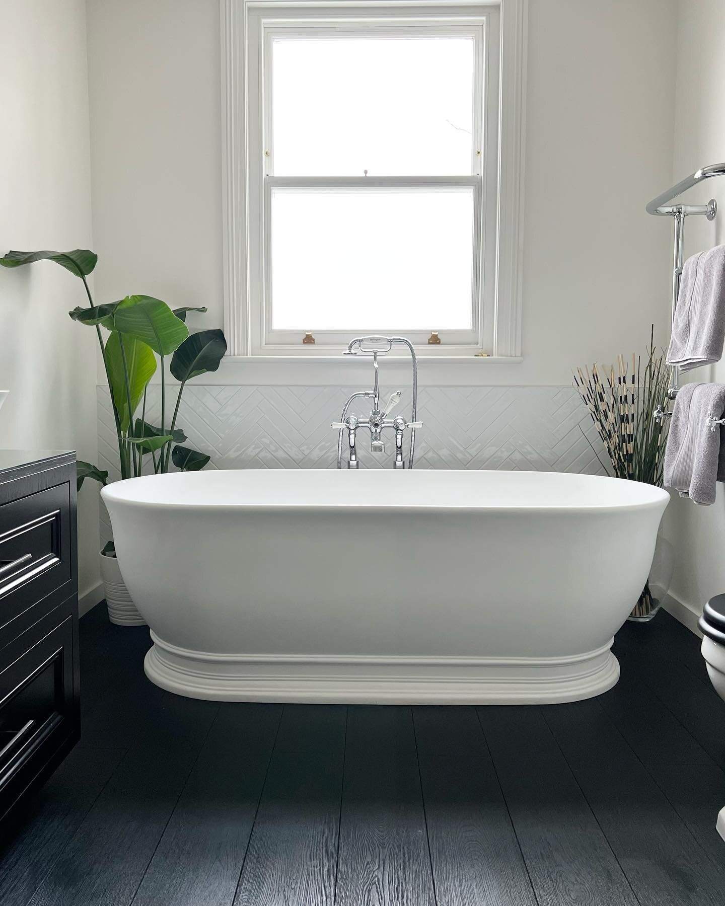 A proper full shot of the bath that took six men to lift into place. Yep it&rsquo;s over 200kg in weight! 😳 So far only our kids have gotten into it as the hubby and I are afraid the house will collapse if either of us does (the structural engineer 