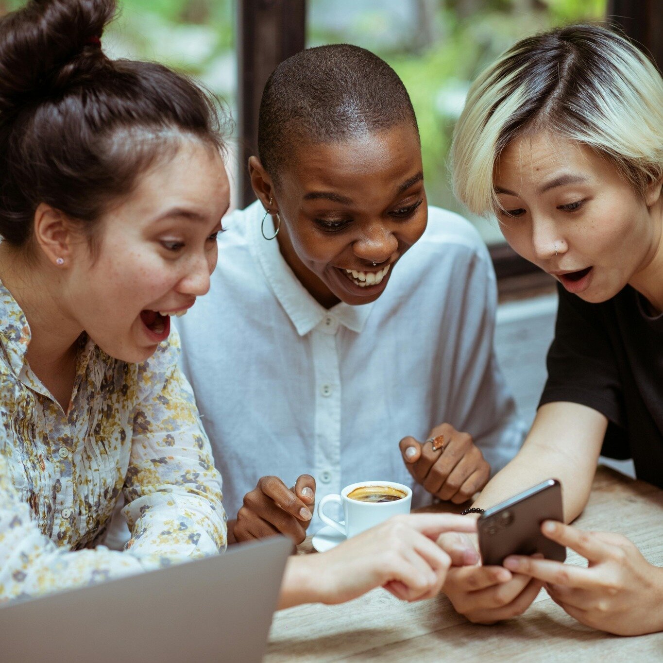 ⚡️ Ignite Engagement, Spark Connections! 🌐 Swipe left for tips on creating a vibrant social media community! ➡️

1️⃣ Be Responsive: Engage in real-time conversations with your audience. Let them know their voice is heard.

2️⃣ Create Dialogue: Pose 