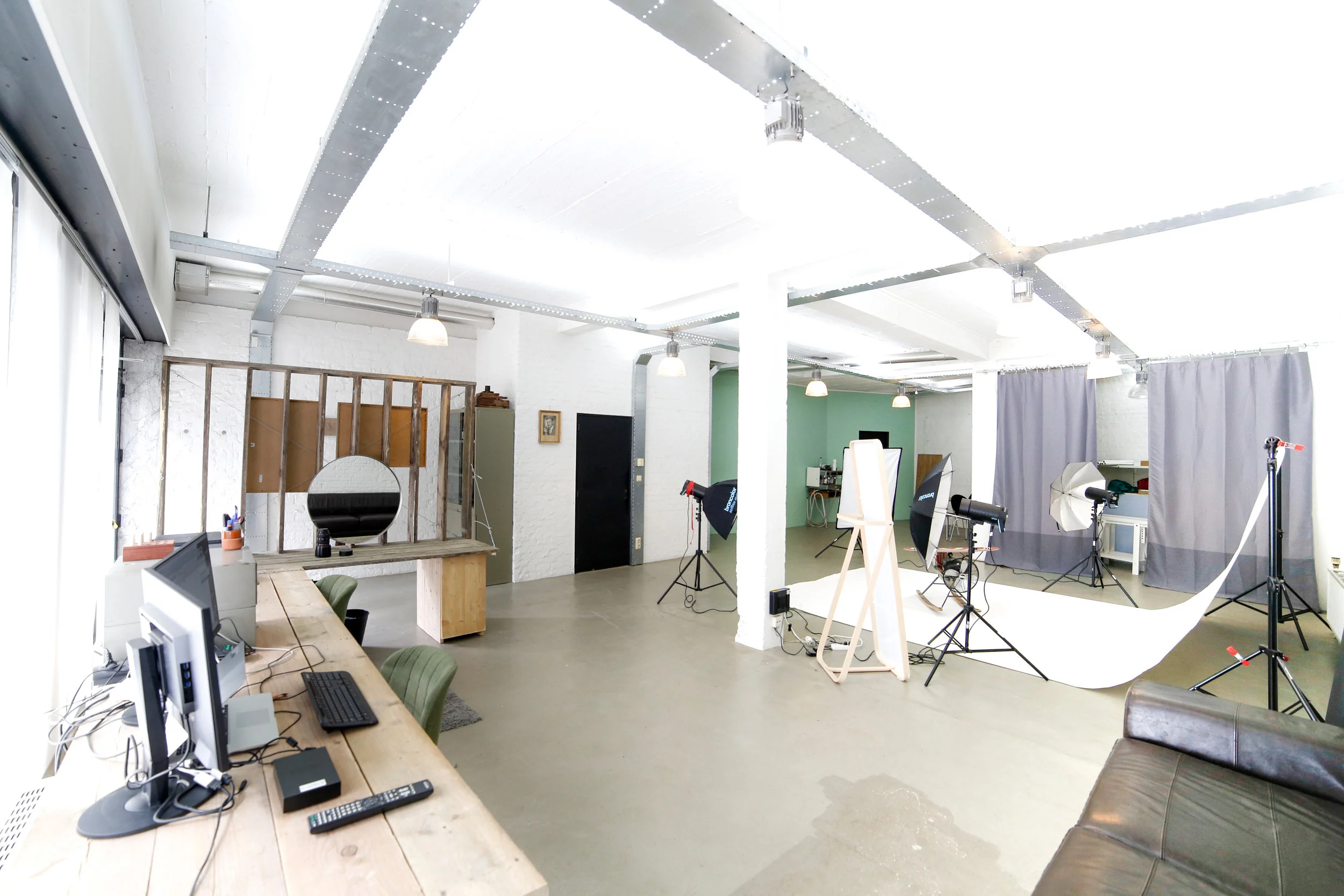 Overview of the working desks and shooting area.
