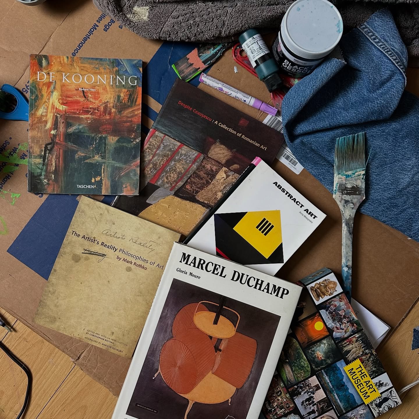 day off = wandering through local bookstores 

@angelcitybooks 
@smallworldbooksvenice 
@burrogoods