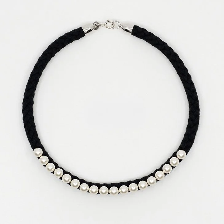 LIGIA DIAS_CDG_PEARL-ROPE_2025_black_square_WEB.jpg