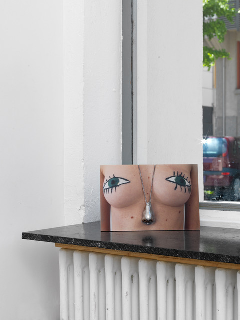 Liz Craft, Nope Display , 2014, digital print, metal necklace. Edition of 3 + II AP (photo credits : Annick Wetter)