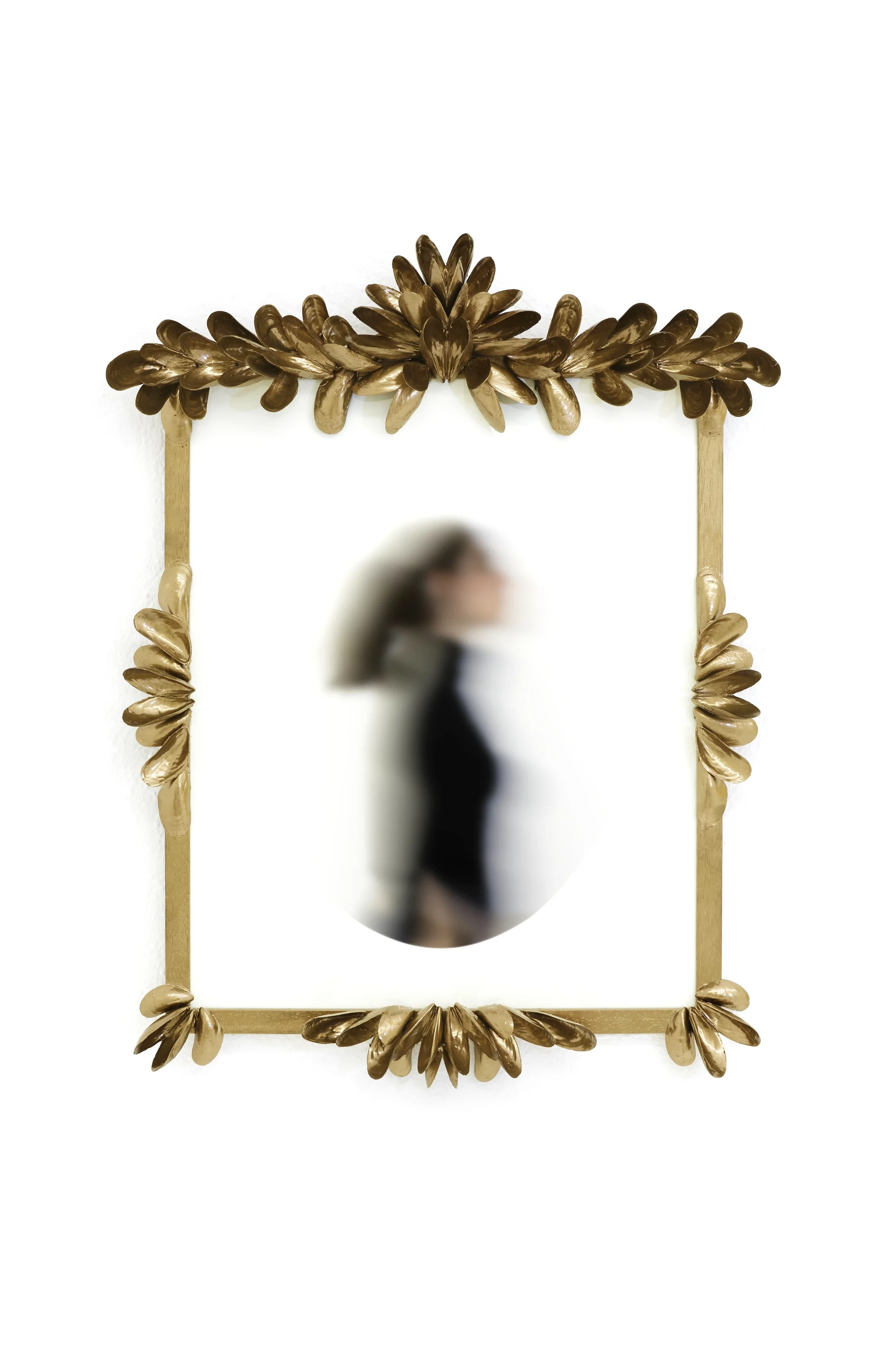 Ligia Dias, MARCEL, 2017, mirror, wood, glass, paper, shells, gold spray paint, 50 x 70 cm. Unique piece. Courtesy of the artist. Photo © complete Works