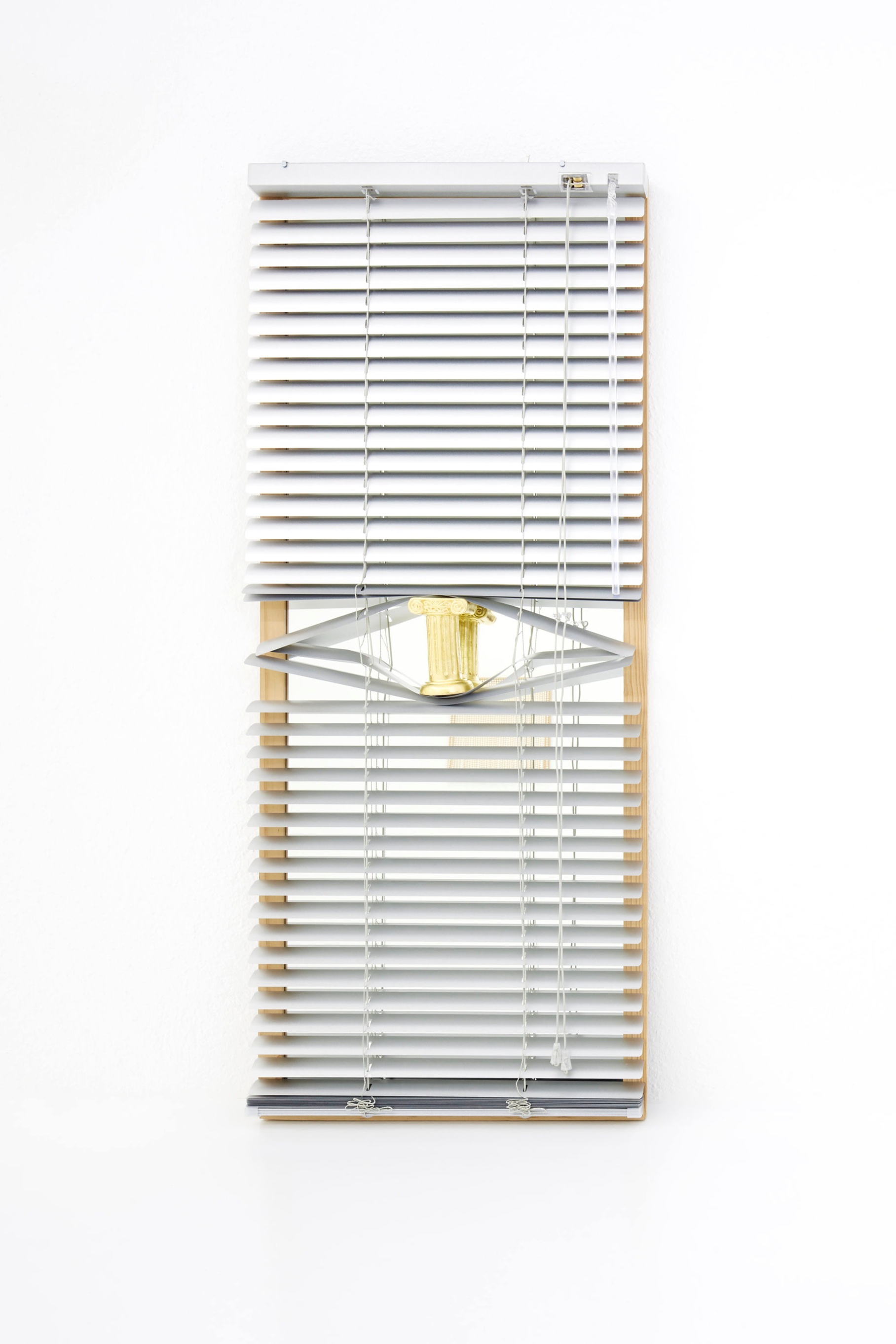 Ligia Dias, ETTORE, 2017, mirror, aluminium, steel, gold leaf, plaster, 40 x 97 cm. Unique piece. Courtesy of the artist and Martina Simeti Milan. Photo © complete Works