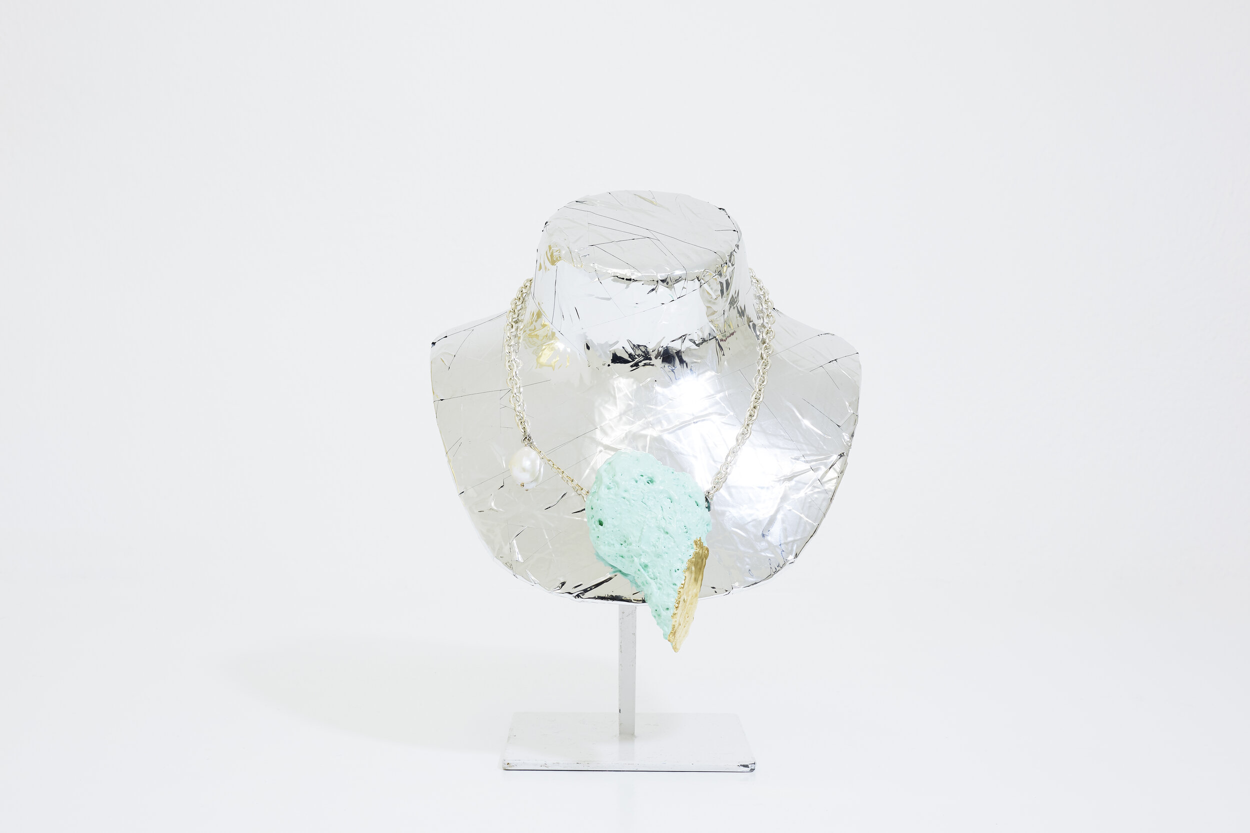  FRANZ, 2017, expanding foam, gold leaf, pearl, silver, unique piece. THOMAS, 2017, display, aluminium tape, unique piece. Photo © Alicia / complete Works 