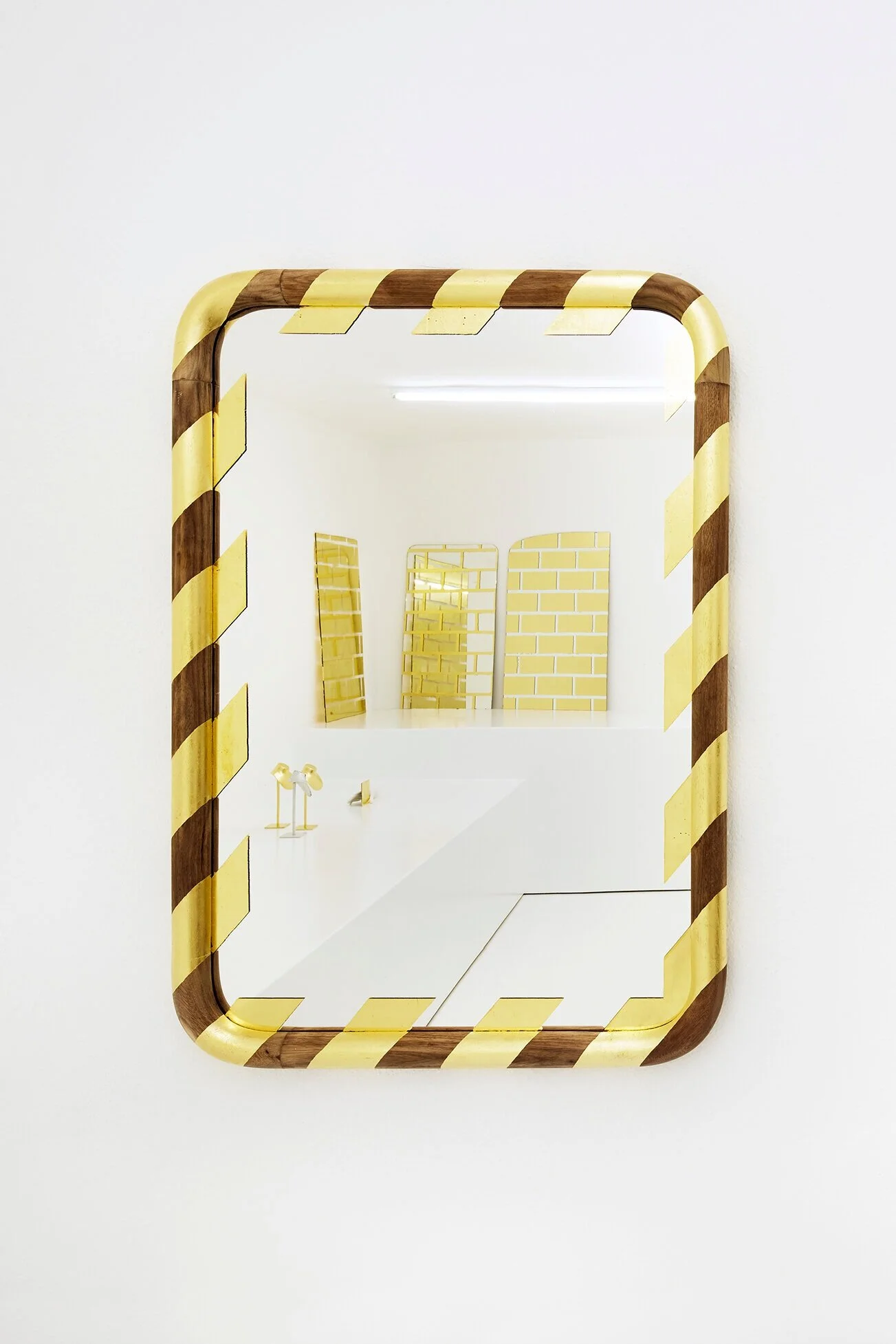  Sans titre (Lettre internationale), 2017, wood, mirror, gold leaf. Private collection Paris. Photo © Alicia / complete Works 