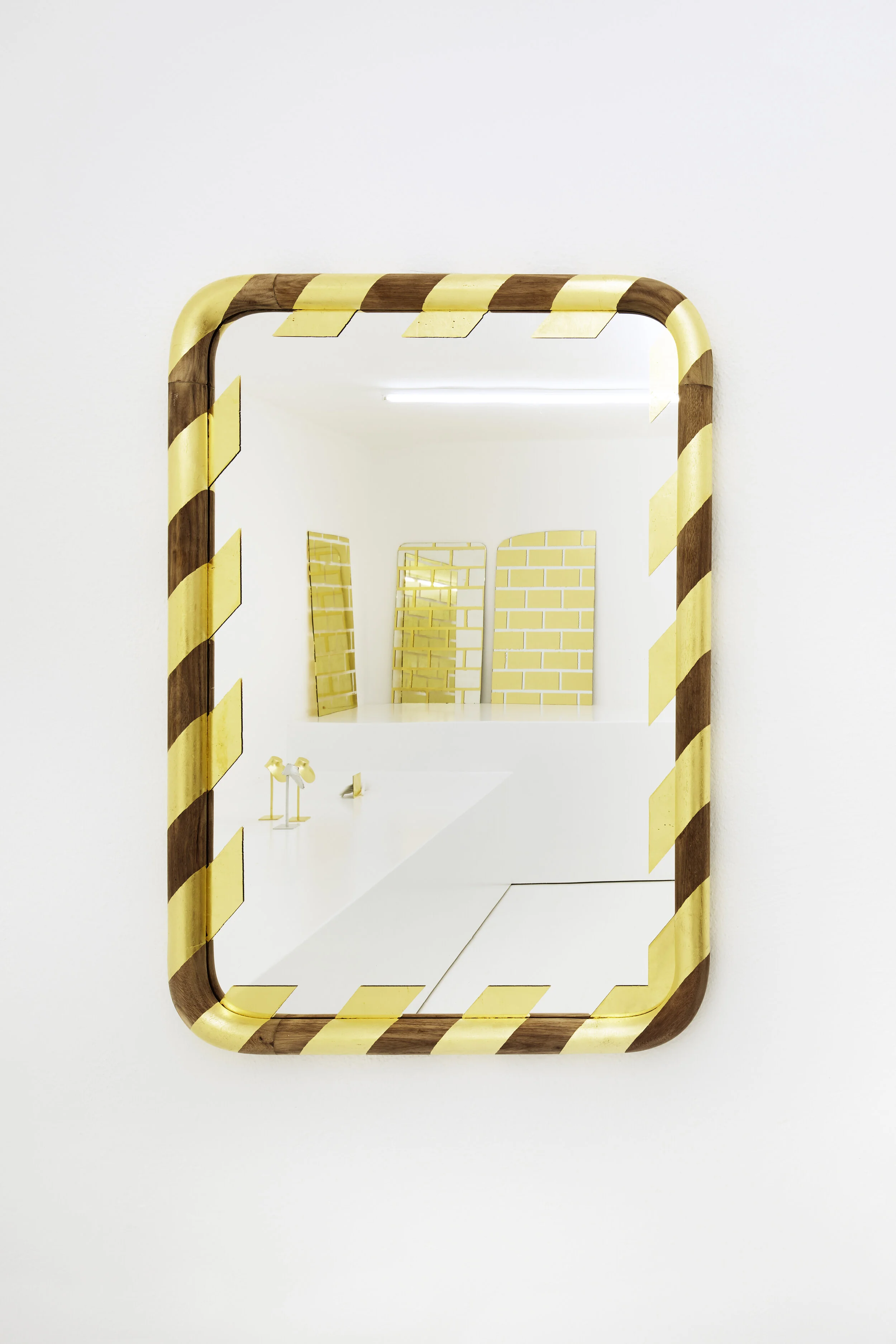  Sans titre (Lettre internationale), 2017, mirror, wood, gold leaf. Private collection Paris. Photo Alicia Dubuis / complete Works 