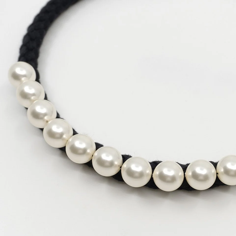 LIGIA DIAS_CDG_BIG-PEARL-ROPE_2025_black_zoom_square_WEB.jpg