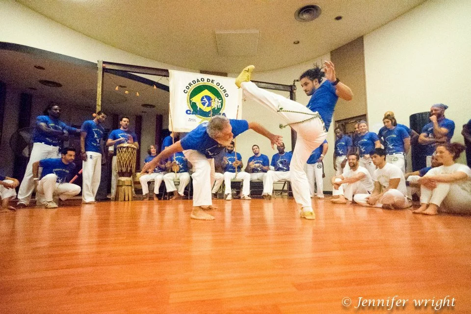 Playing a game with Mestre Acordion 