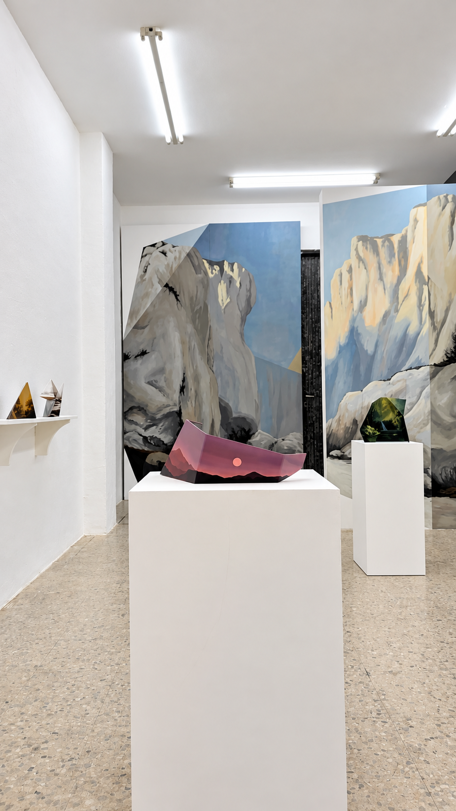Galería minimalista con paisajes escultóricos.png