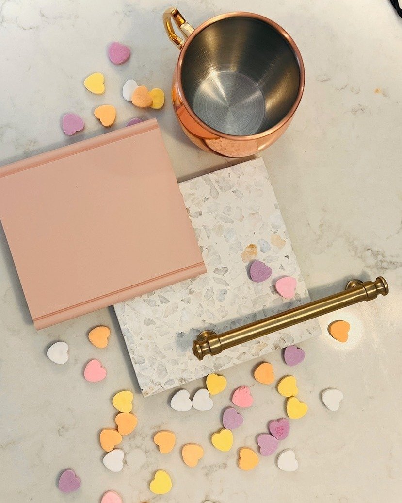 Who’s ready to crush on blush for Valentine’s Day? πΈπ This year, blush is stealing hearts as the new neutral for cabinetry—soft, versatile, and oh-so-chic. π Pair it with matte black hardware for striking contrast, marble counter