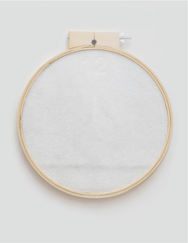 Priscilla Monge | "Instrumento de medición" | Mármol tallado en soporte macramé | 30 cm diámetro | $2500