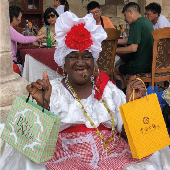 Karen Clachar  |“Serie: Bienal Habana”, 1/5 Registro performático / Fotografía en aluminio | 61 x 61 cm | 2019 | $1300 + i.v.a