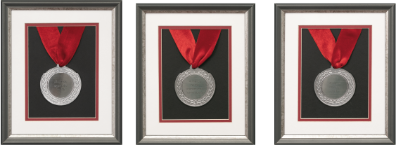 María José Ulloa | “Al menos no” | Medallas grabadas y enmarcadas | 21 x 29 cm c/u | 2025 | $4 000 + i.v.a (tríptico)