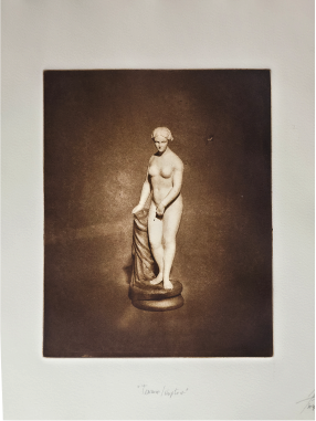 Jorge Chavarría | “Serie: Ternura / Ruptura”, Ed. 1/7 | Fotograbado sobre papel | 30,5 x 39,4 pulg.   $400 + i.v.a