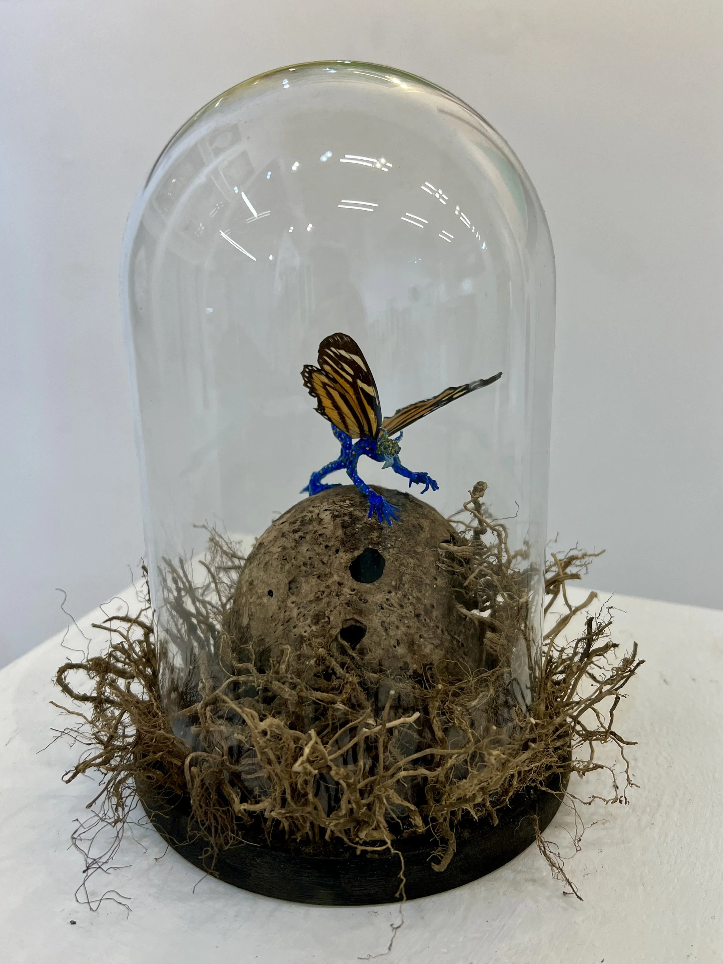 Lycorea lalia | Escultura, materiales naturales y alas de mariposa | 15 x 15 x 26 cm | 2026 