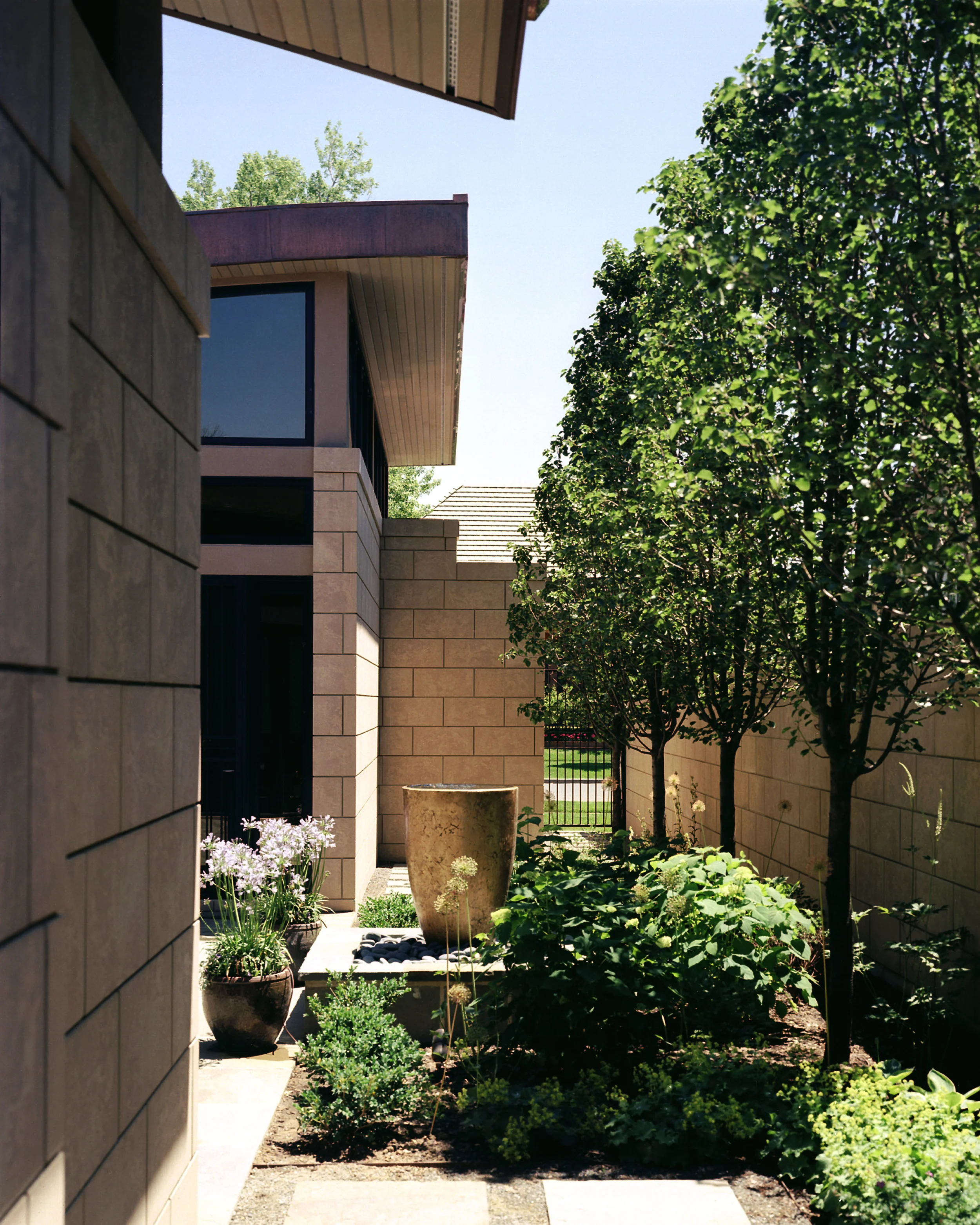 Yale_02_courtyard south_LO.jpg