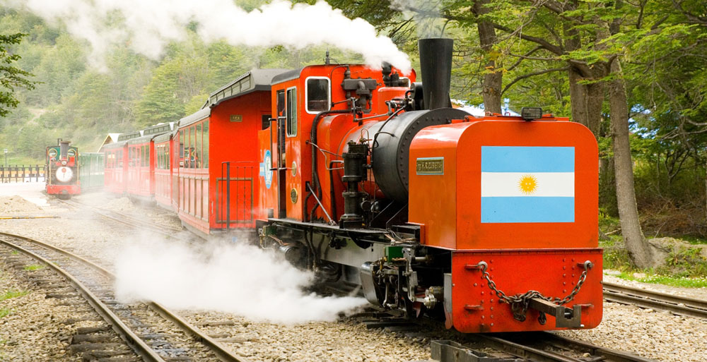 FCAF locomotive "H.R. Zubieta" on a revenue train. The locomotive was built from scratch by G&A in South Africa and shipped to Argentina in 2006. Photo: FCAF