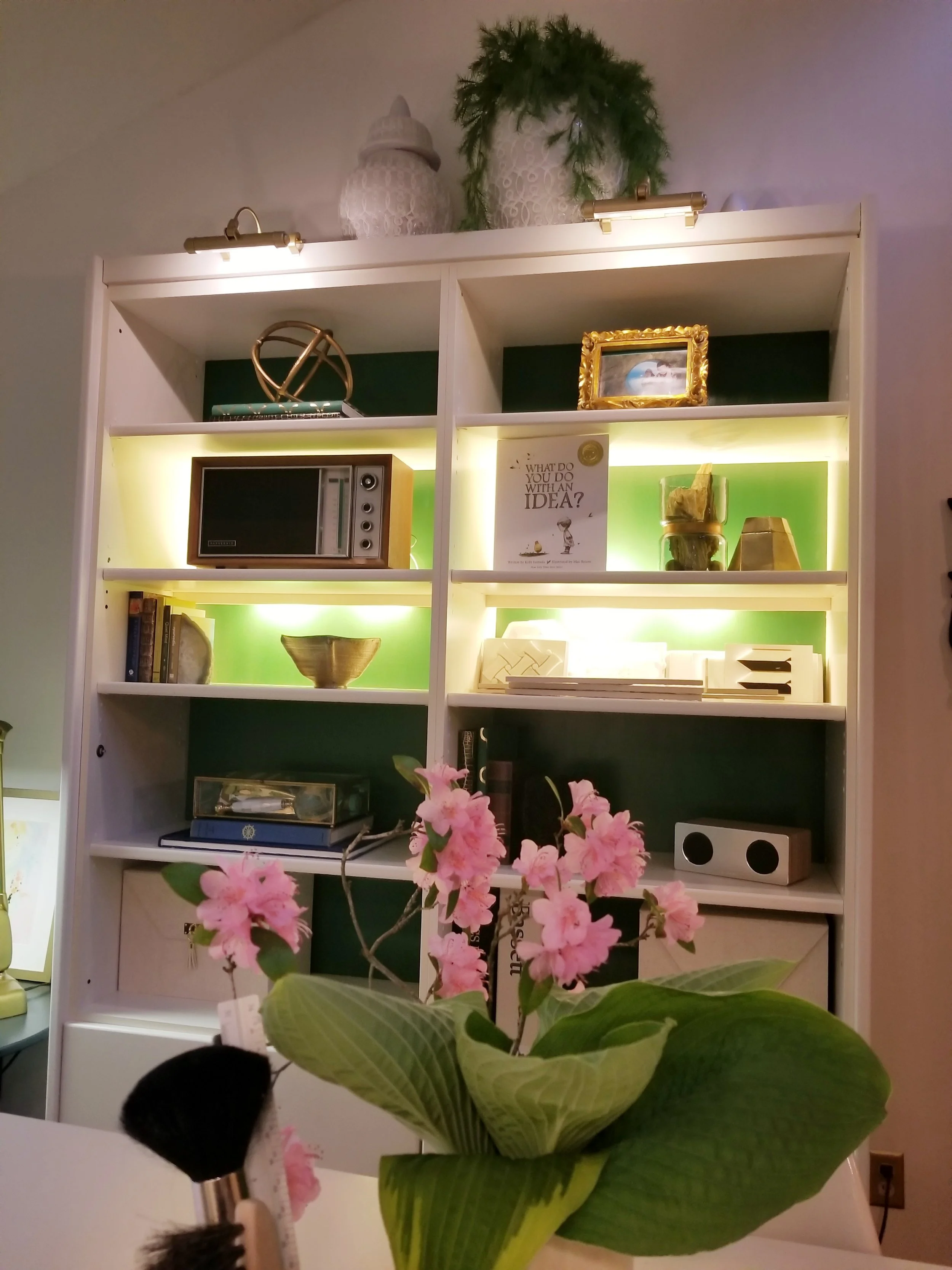 The bookcases were given a coat of green lacquer paint, just like the low bookcases on the other side. 