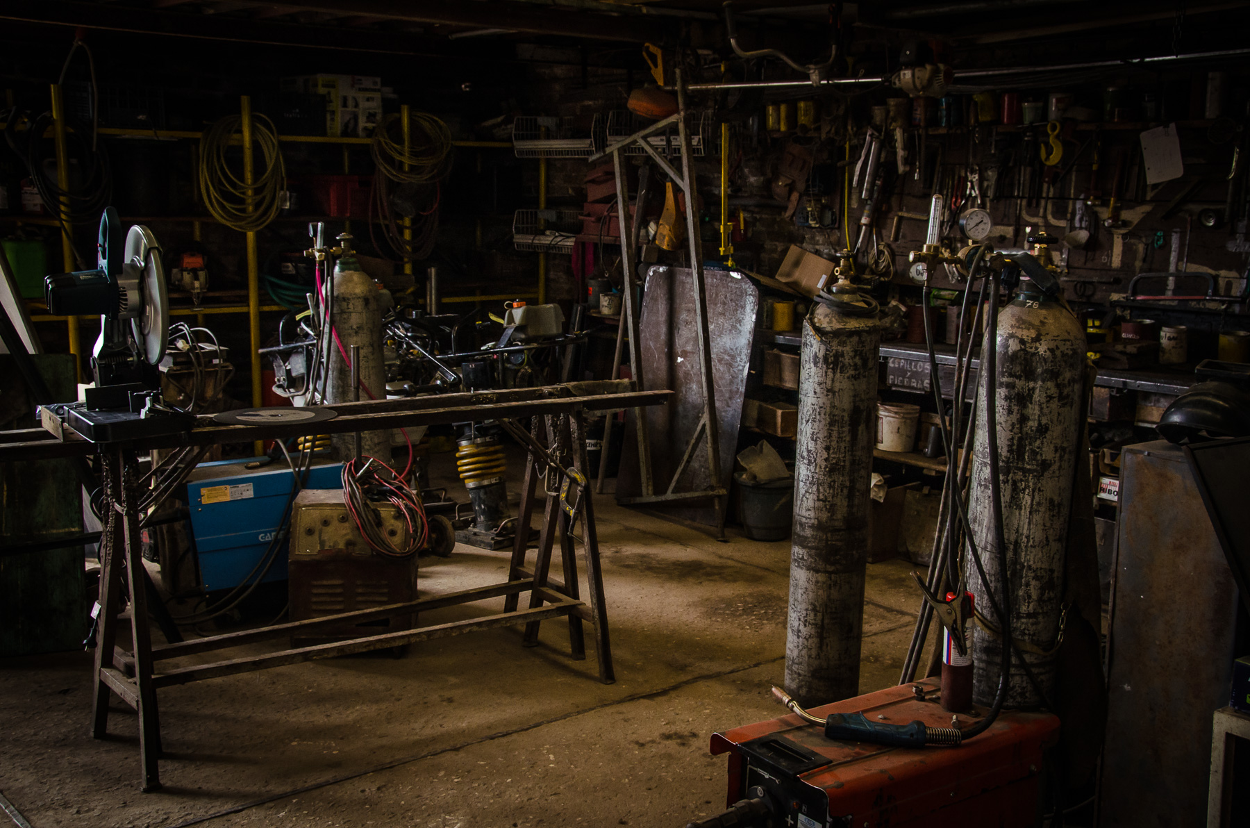 NIKON D7000 with 18-200mm f3.5-f5.6 lens at 1/100sec f9.0 ISO 800