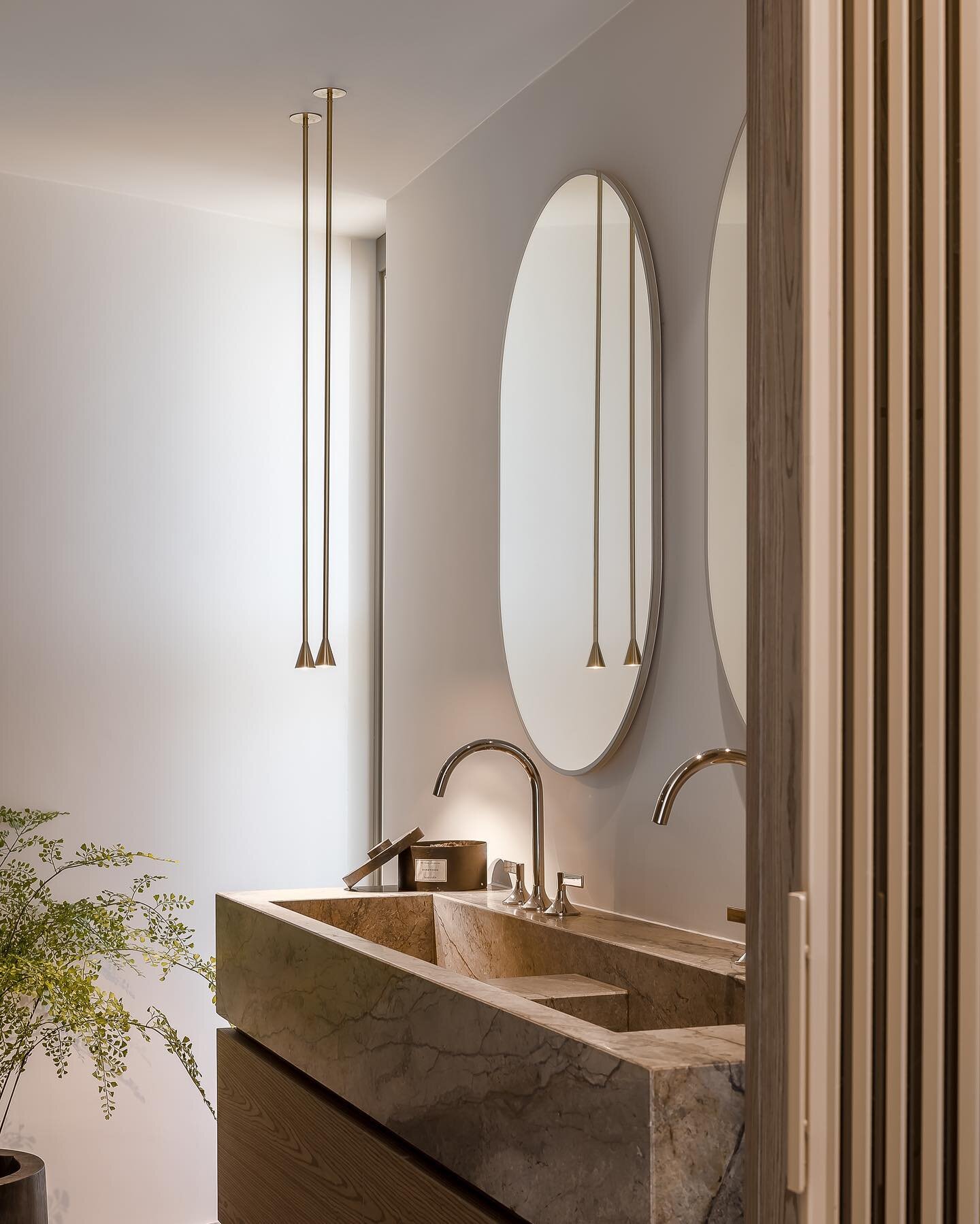 The perfect bathroom 🤍

Armatuur van @trizo21 

Interieurarchitect: @studiovanderpoort 
Fotografie: @cafeine 

#Lichtadvies010 #lightingdesign #design #lighting #designstudio