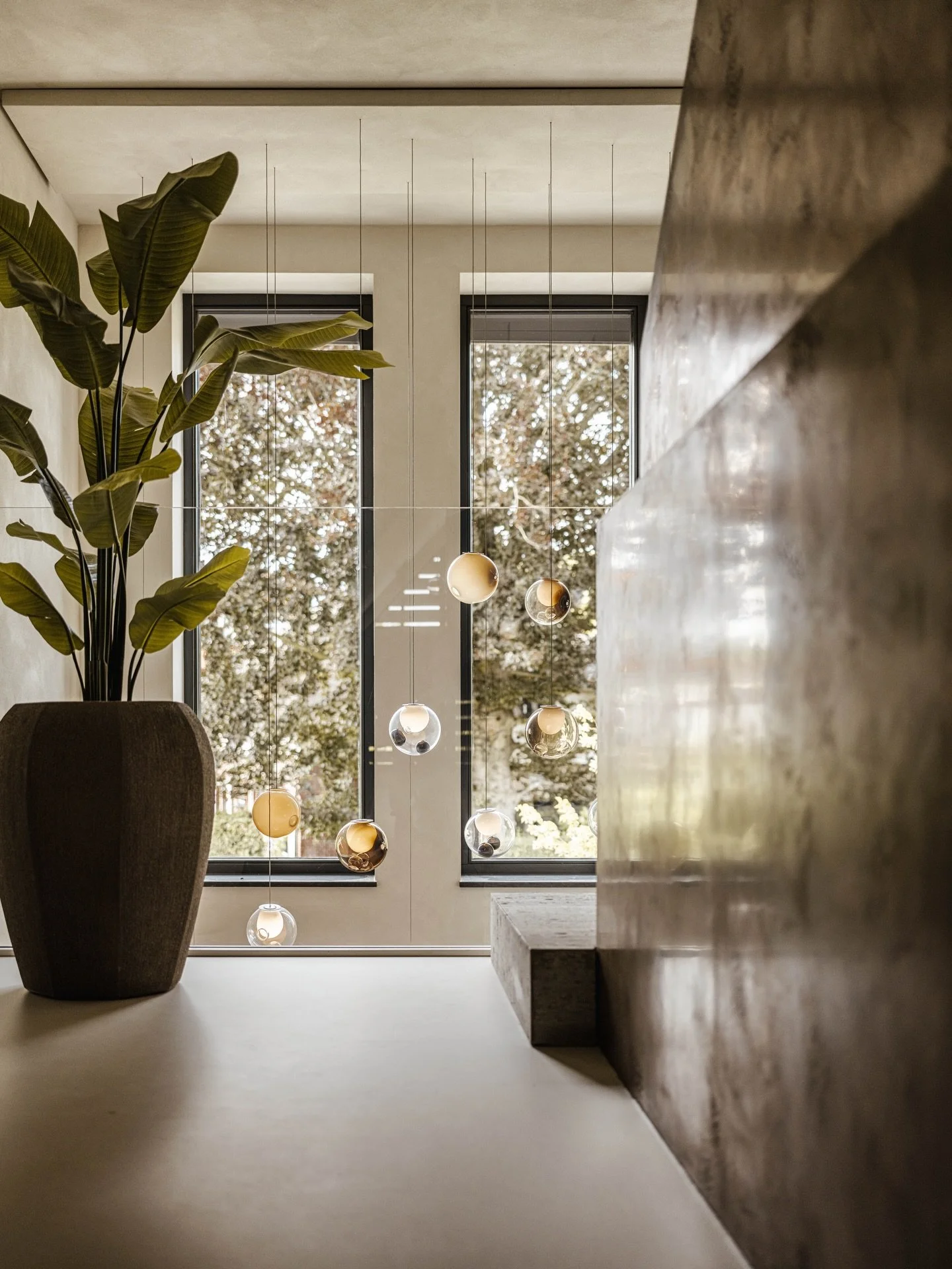 Glass, warm tones, and light &mdash; the perfect combination to create an inviting entrance with a unique look.
 
Interior designer: @studiodeblieck 
Photography: @peter_baas_photography 
 
#lightingdesign #lighting #design #interior #interiordesign 